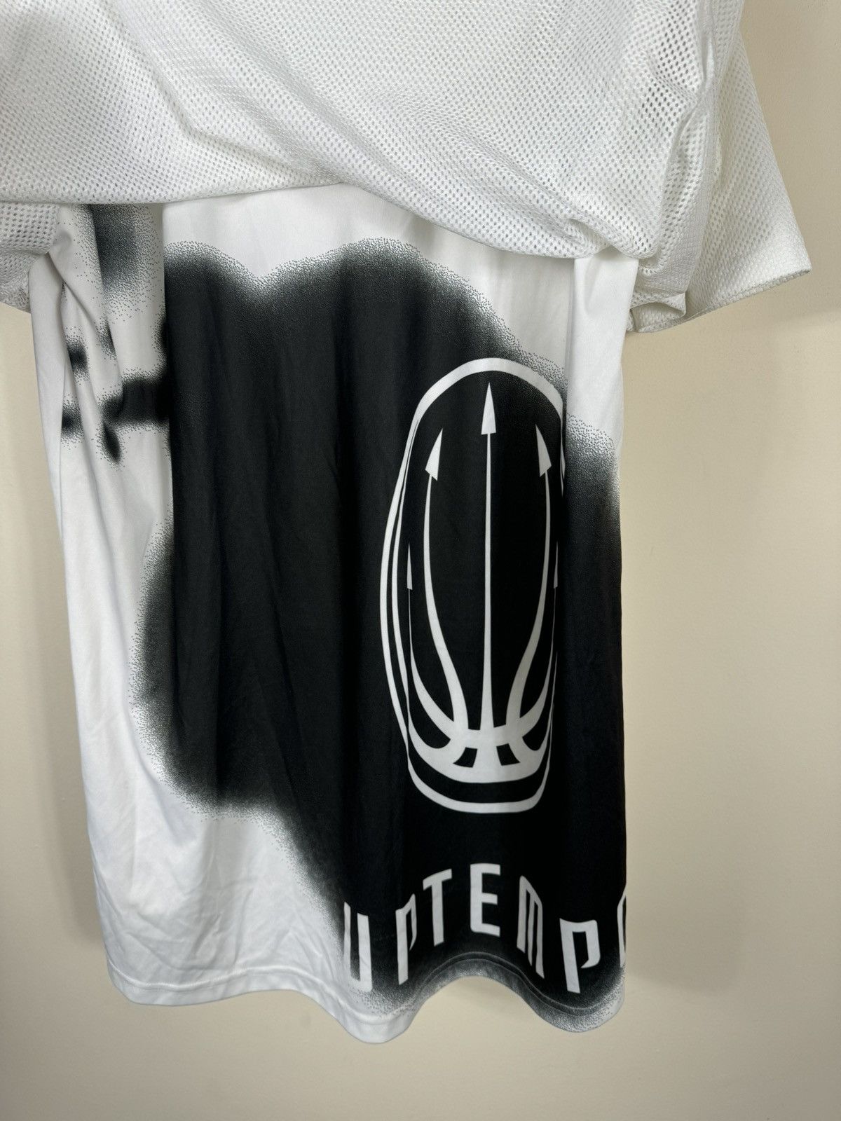 Nike × Vintage Vintage Nike Center Logo Uptempo Mesh T-Shirt Size US L / EU 52-54 / 3 - 7 Thumbnail