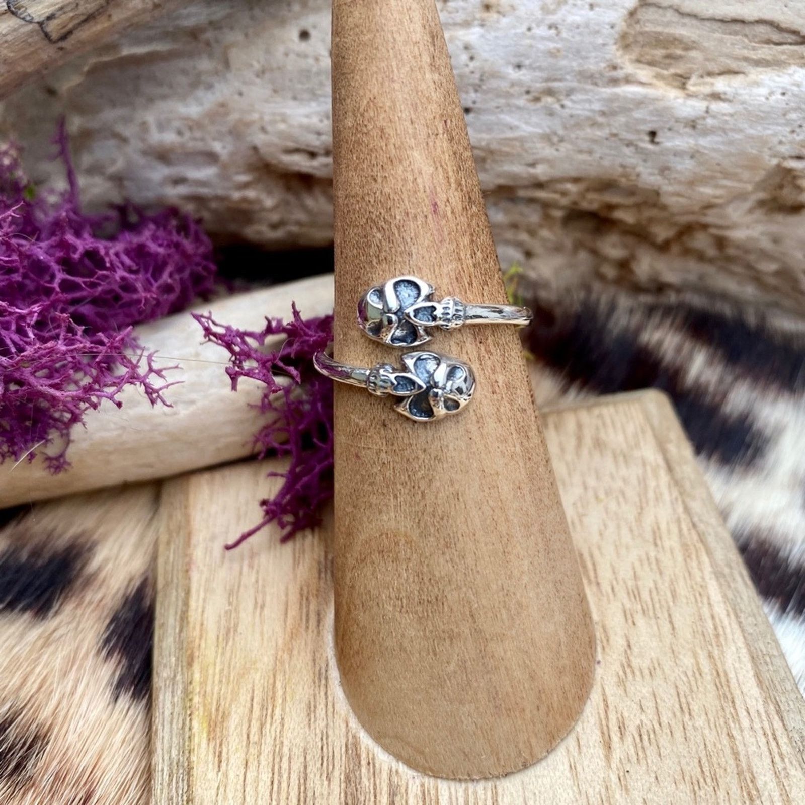 The Unbranded Brand Double Skull Sterling Silver Ring Size ONE SIZE - 1 Thumbnail