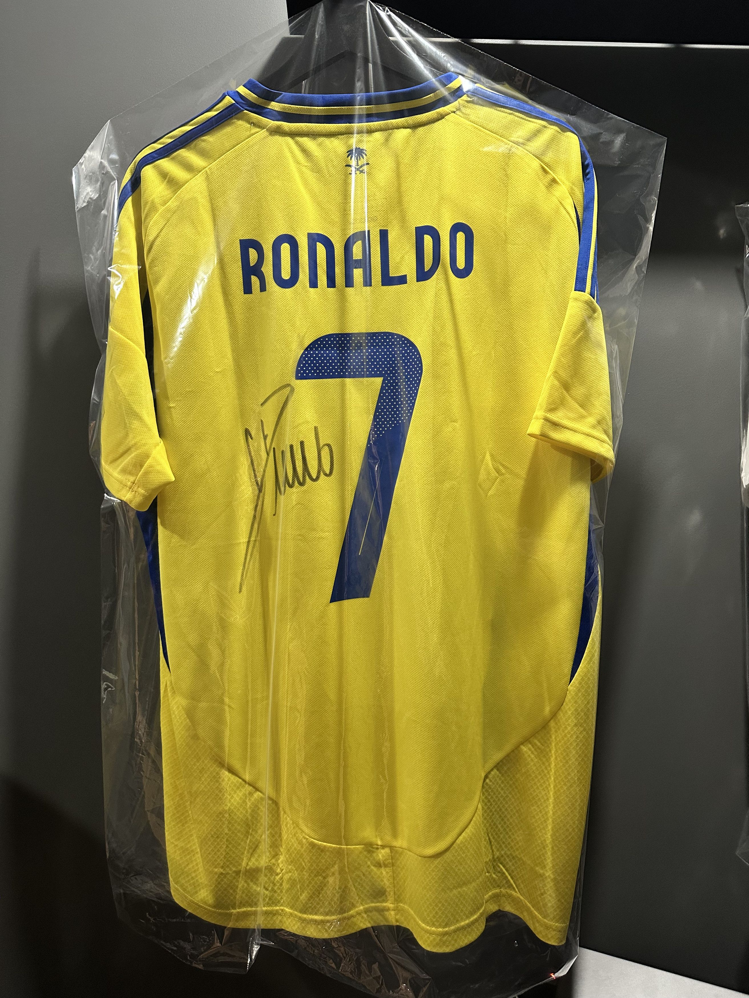 Adidas Cristiano Ronaldo singed Museum COA Size US XL / EU 56 / 4 - 1 Thumbnail