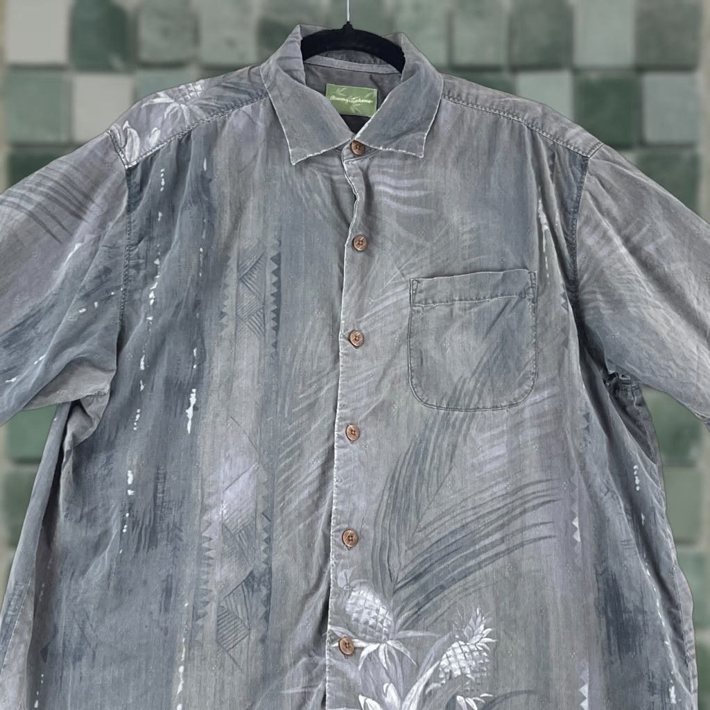 Tommy Bahama Tommy Bahama Button-Up Shirt Mens Large Gray Hawaiian Print 100% Silk Casual SS Size US L / EU 52-54 / 3 - 1 Thumbnail
