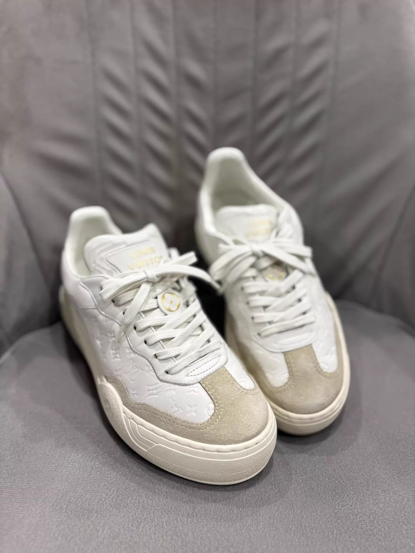 Louis Vuitton LV 25 Embossed Logo Platform Leather Wht Sneakers 99N 36.5 Size US 6 / IT 36 - 3 Thumbnail