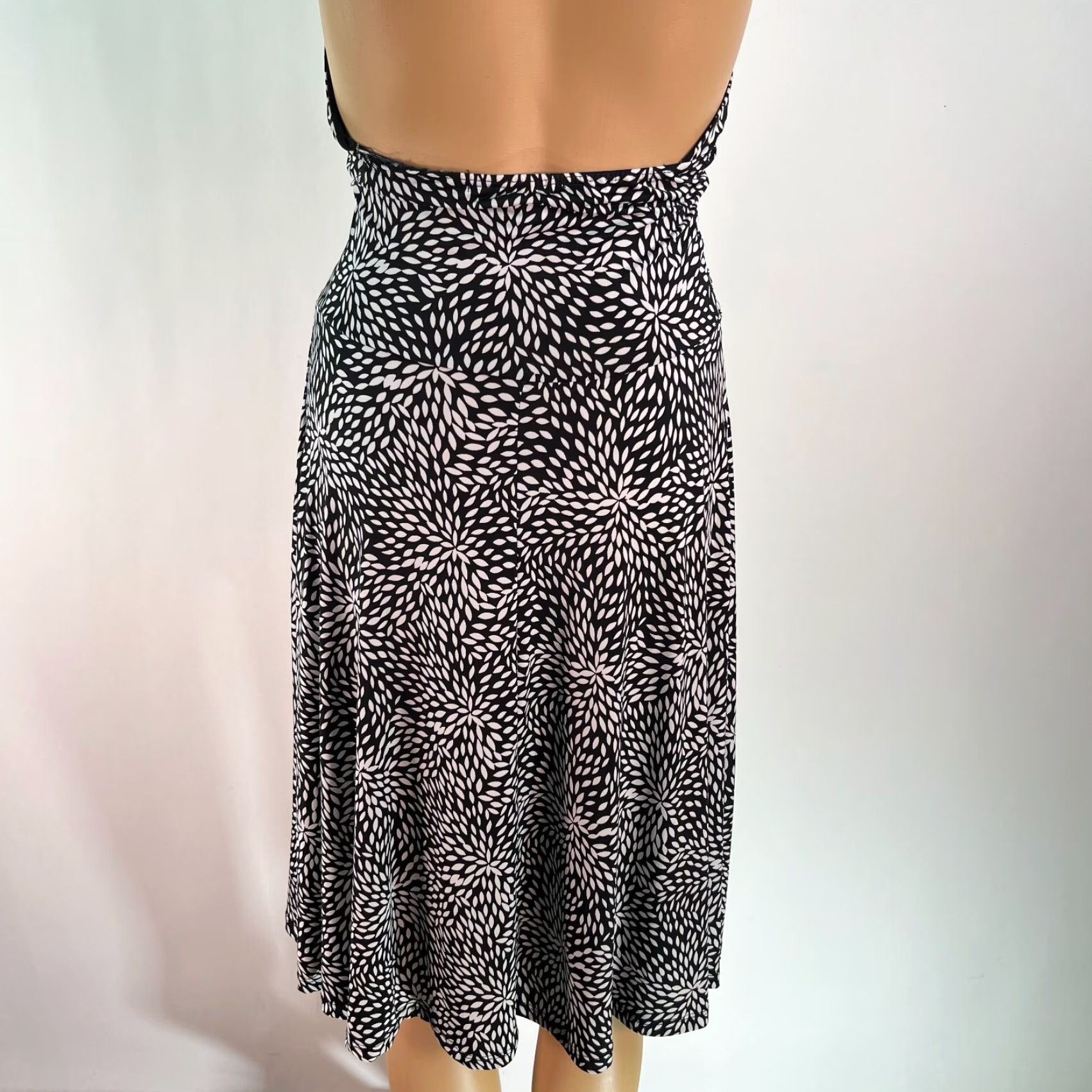Forever 21 Forever Dress Geometric Halter Sleeveless Black Fit & Flare M Womens Size M / US 6-8 / IT 42-44 - 2 Thumbnail