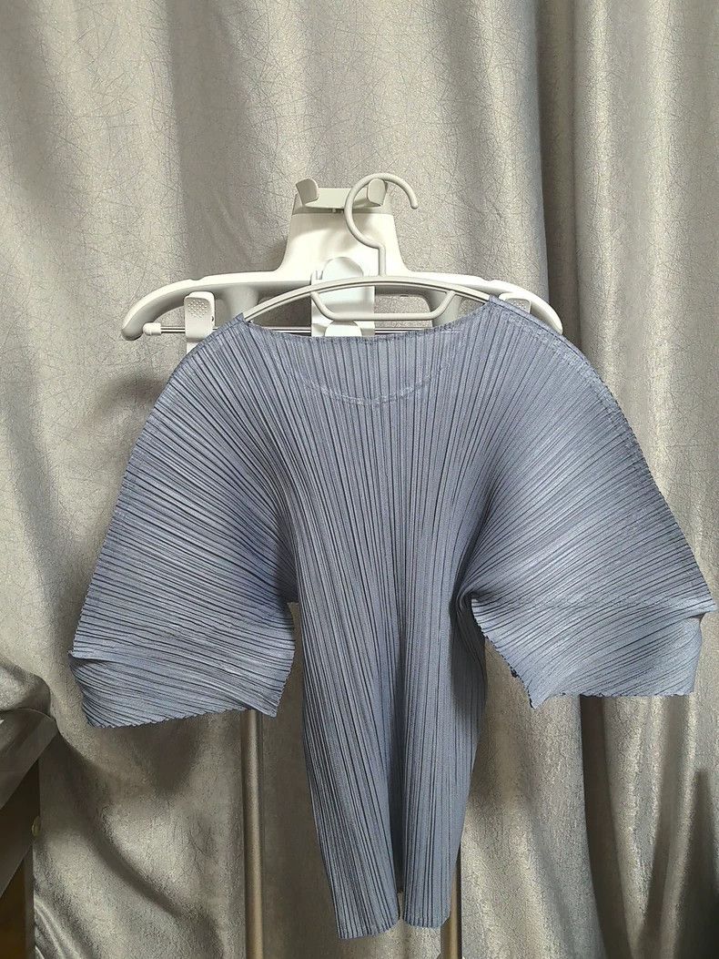Issey Miyake Issey Miyake size:3 Grayish-blue pleated short-sleeved top Size S / US 4 / IT 40 - 2 Thumbnail