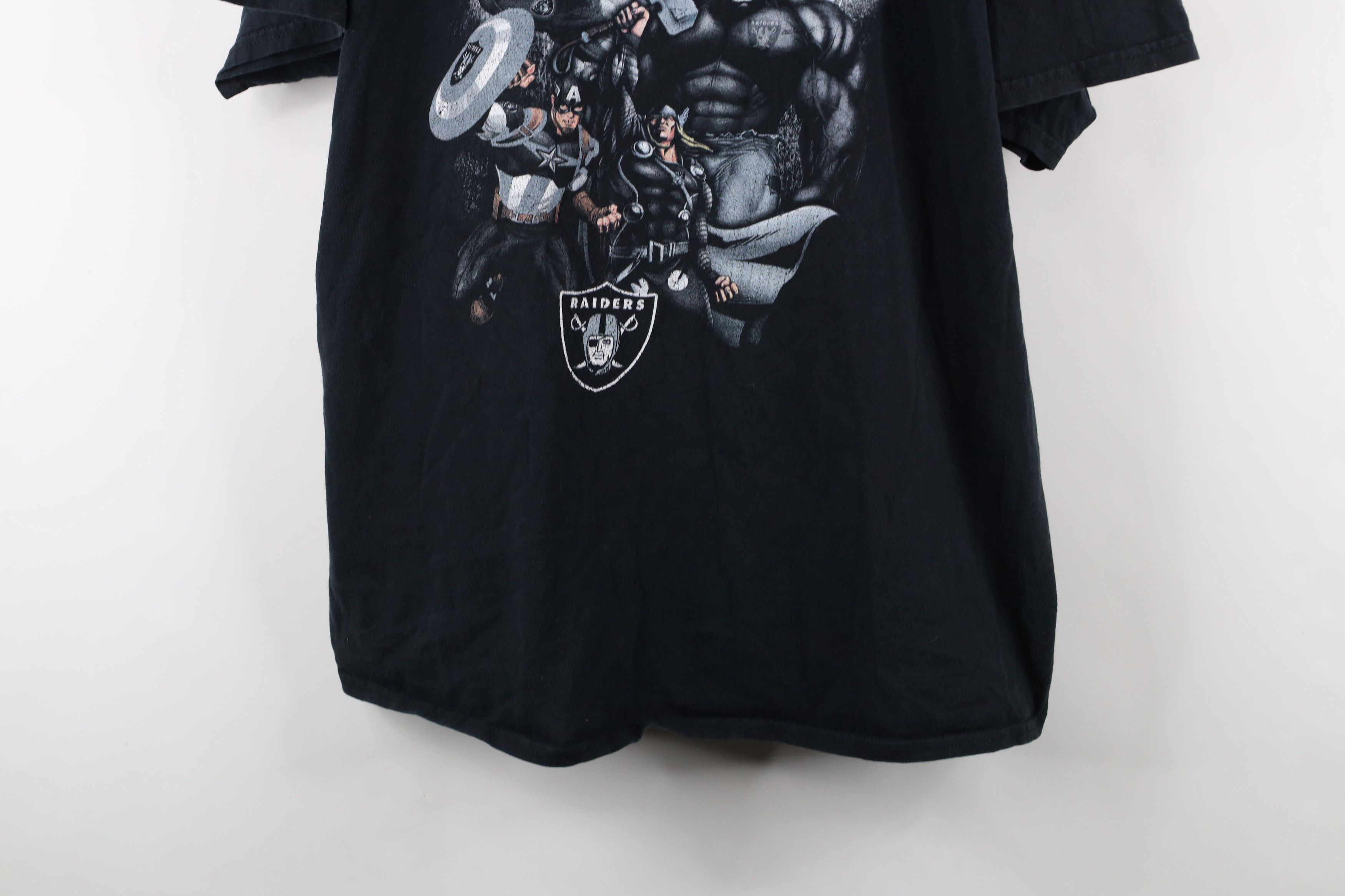 Vintage Vintage Marvel Comics x NFL Oakland Raiders Football T-Shirt Size US XXL / EU 58 / 5 - 3 Thumbnail