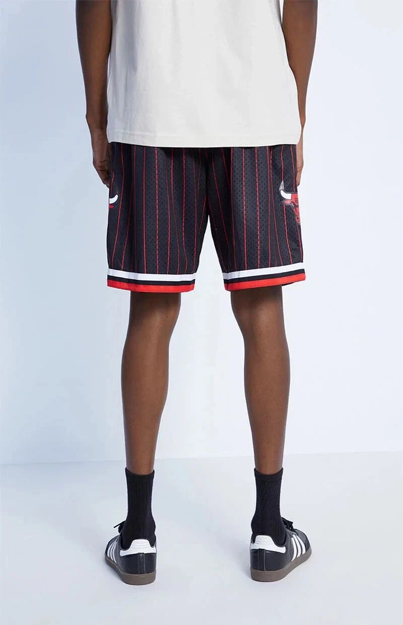 Mitchell & Ness Mitchell & Ness NBA Swingman Shorts Chicago Bulls 96-97 Size US 30 / EU 46 - 5 Thumbnail
