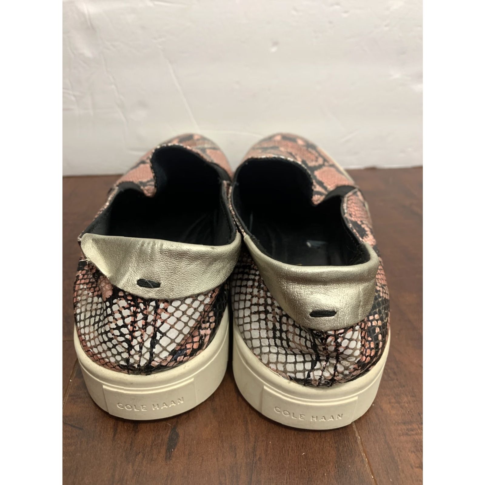 Cole Haan Cole Haan Women's Grandpro Spectator Slip On Sneaker Coral Snake Print 7.5 B Leather Multicolor Snake Print Casual Shoes Preschool? Size US 8 / IT 38 - 7 Thumbnail
