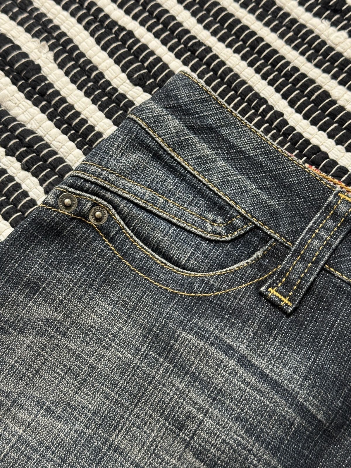 Moschino VINTAGE MOSCHINO JEANS WASHED STYLE MINI DENIM SKIRT Size 28" / US 6 / IT 42 - 7 Thumbnail