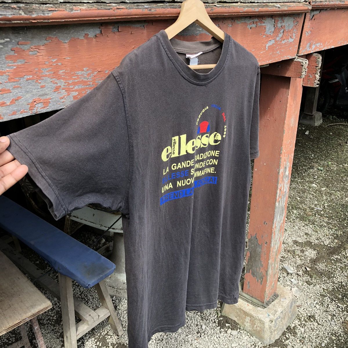Vintage Vintage 90s Thrashed Faded ellesse Tshirt Size US M / EU 48-50 / 2 - 8 Thumbnail