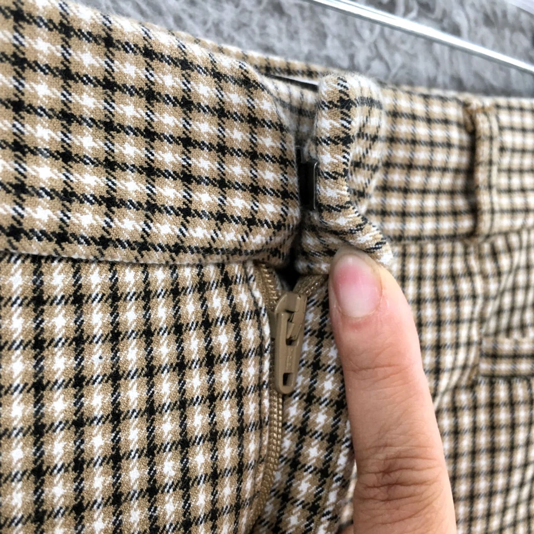Banana Republic Banana Republic Dress Pants Shirt? Actually Pants Womens 6 Brown Plaid Zip Fly Trouser Dress Pants Banana Republic Women 6 Brown Plaid Zip Fly Size 28" / US 6 / IT 42 - 4 Thumbnail