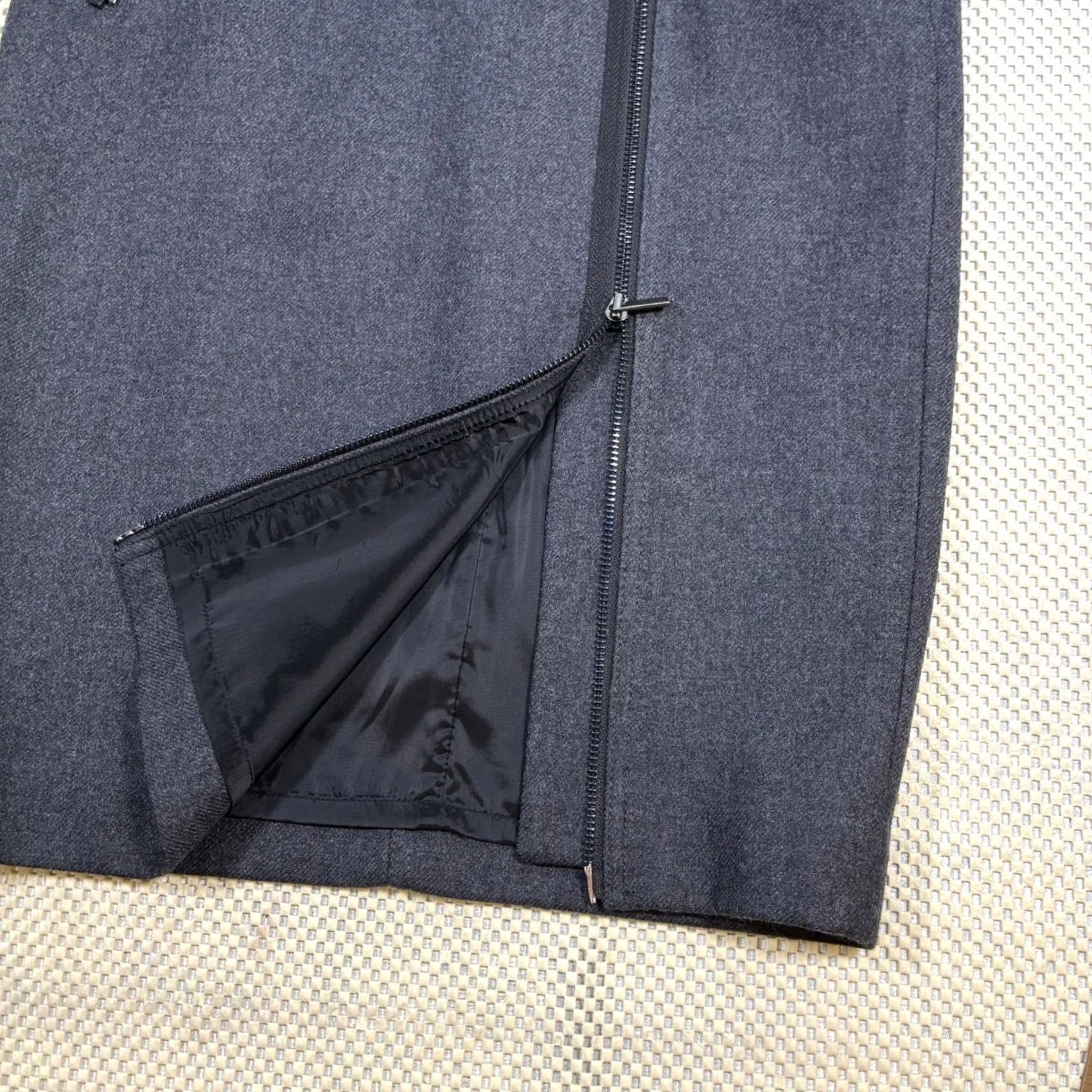 J.Crew EUC J. Crew Grey Wool Pencil Skirt Knee Length Zipper Accent Size 0 Size 25" / US 0 / IT 36 - 3 Thumbnail