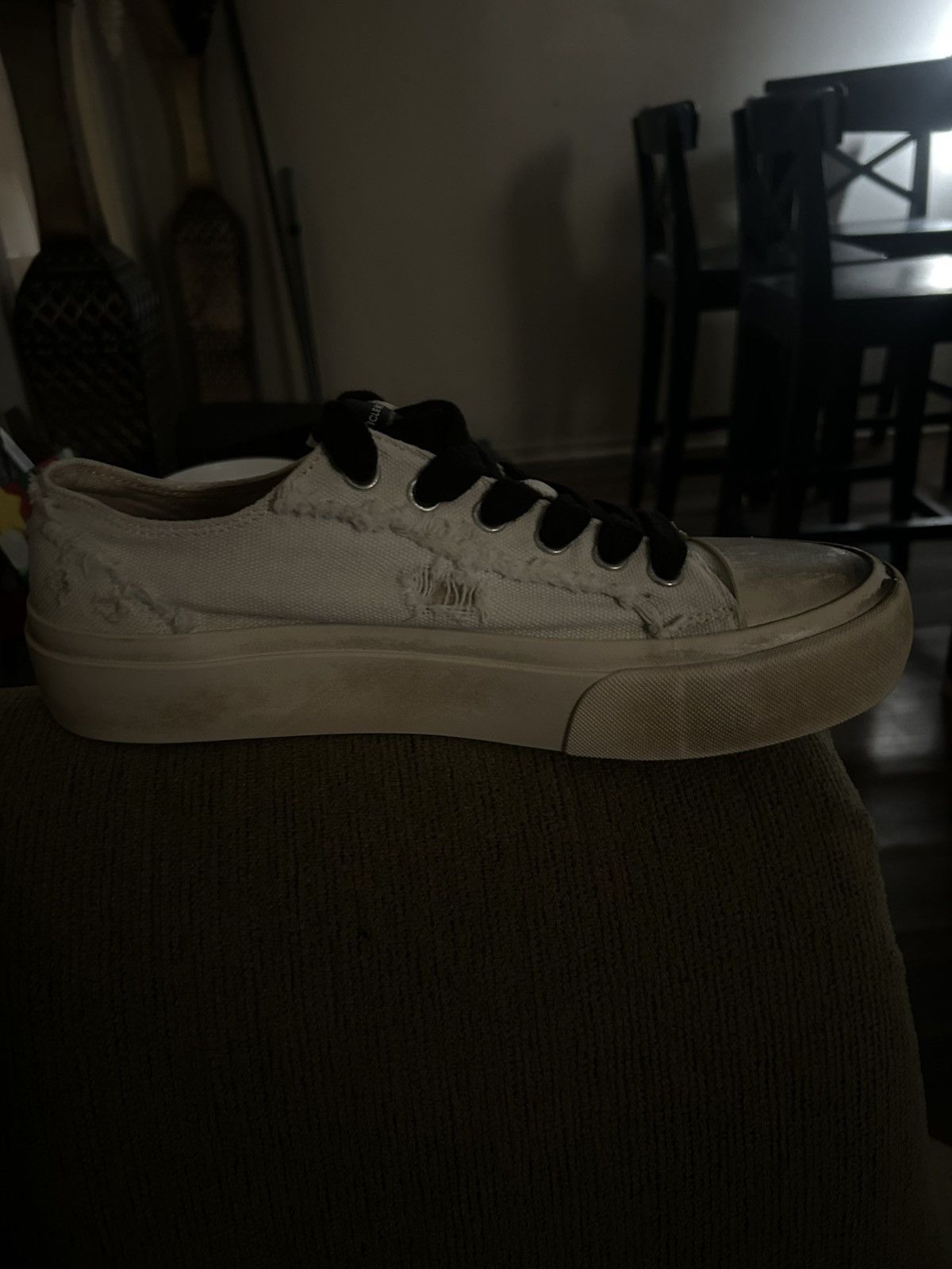 Article No. DISTRESSED LOW-TOP WHITE SNEAKERS Size US 9 / EU 42 - 2 Thumbnail