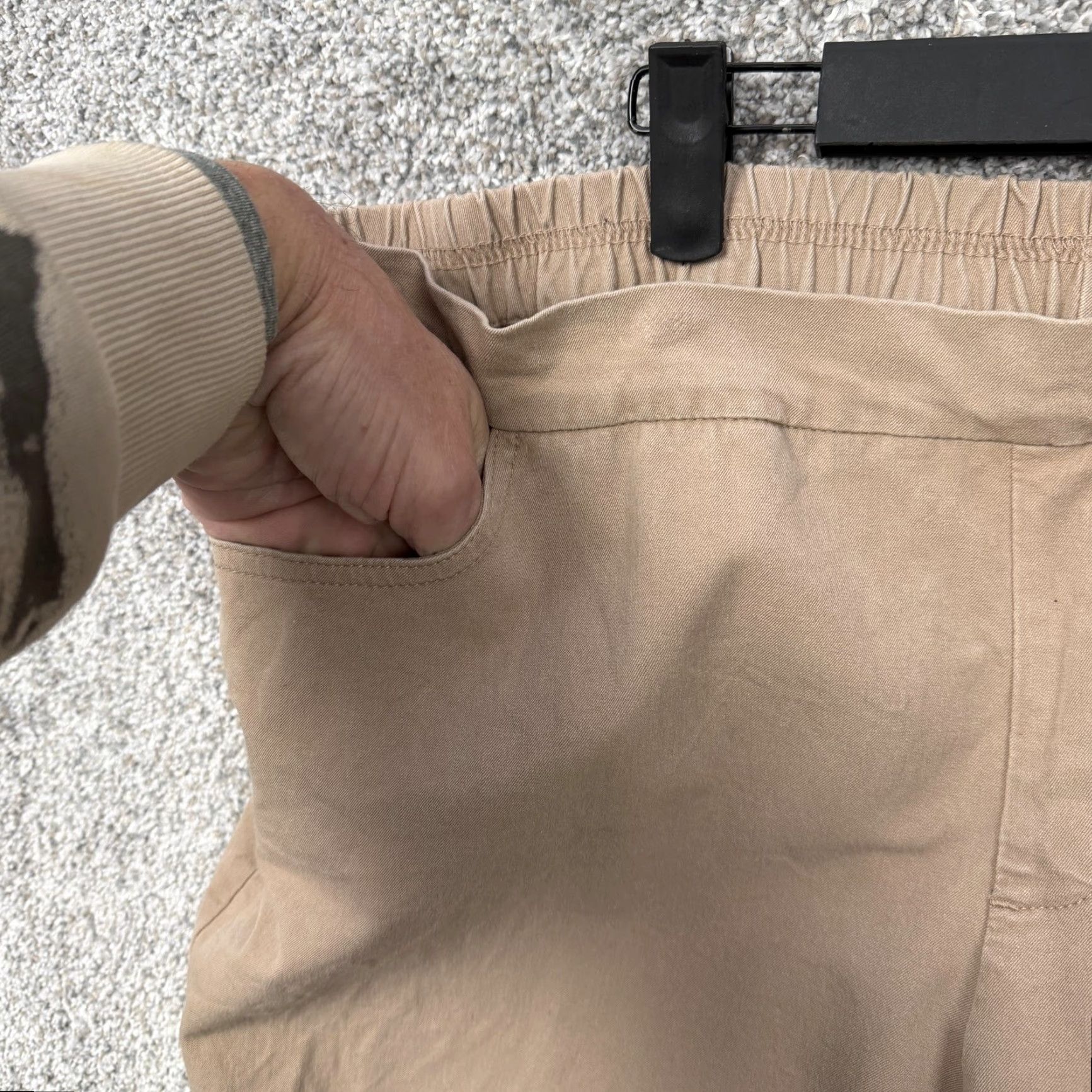 Vintage Isaac Mizrahi Live! Capri Pants Womens 18W Capri Pants Beige Twill Stretch Pockets Elastic Waist Pull On Casual plus size Size 40" / US 18 - 6 Thumbnail