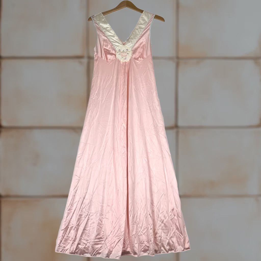 Vintage VINTAGE Vanity Fair Pink Satin Night Gown Dress Satin Nightgown Eveningwear 1970s USA Womens S Size S / US 4 / IT 40 - 1 Thumbnail
