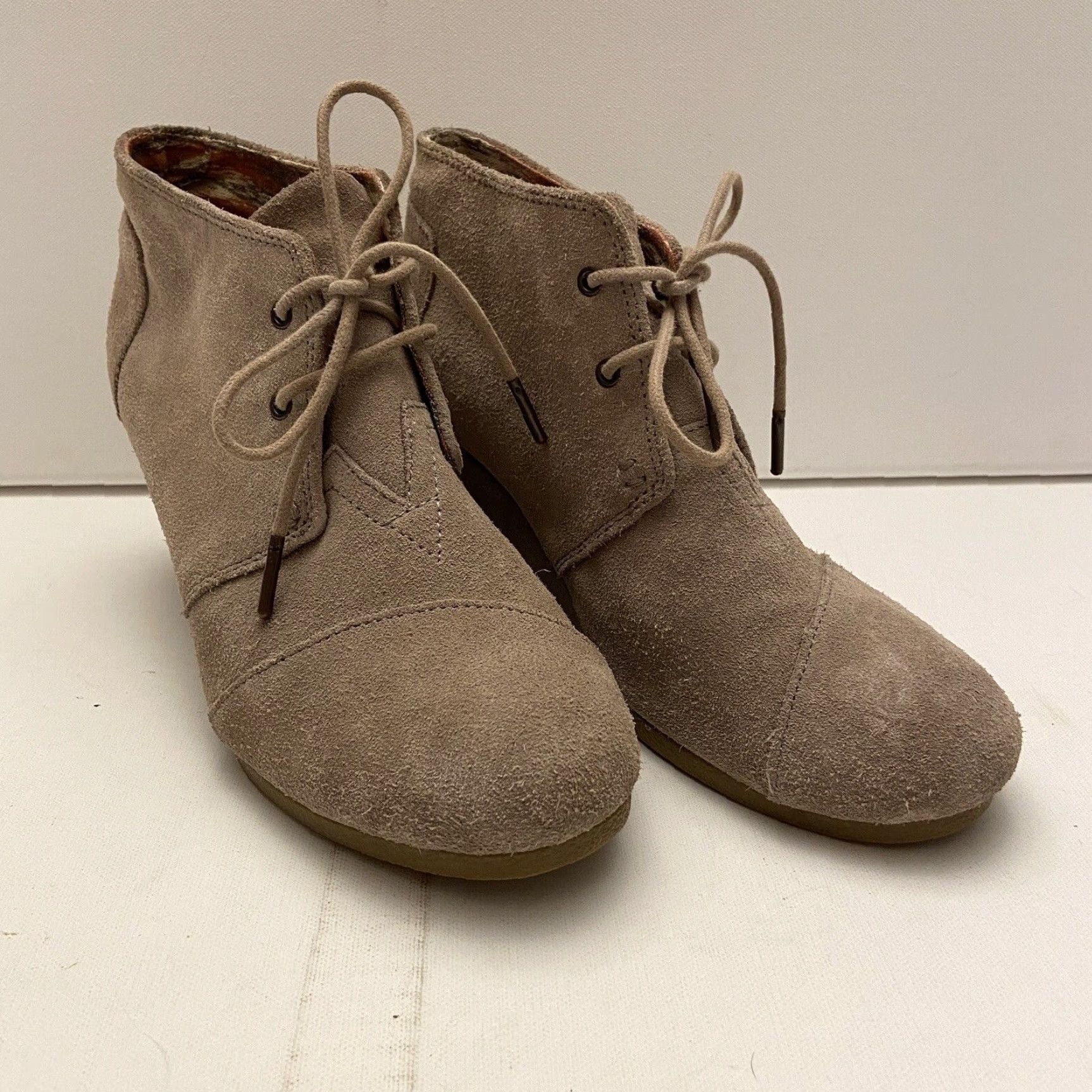 Toms TOMS Women's Ankle Bootie W9 Tan Suede Lace Up Wedge Beige Boots Size US 9 / IT 39 - 2 Thumbnail
