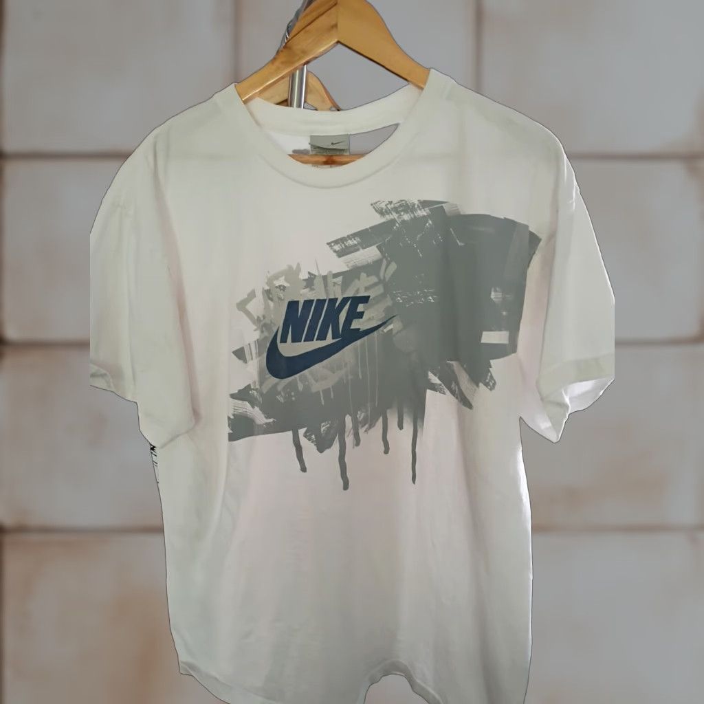 Nike VINTAGE Nike Gray Tag Spell Out T-shirt Graffiti Size L Hype Streetwear Mens Size US L / EU 52-54 / 3 - 1 Thumbnail