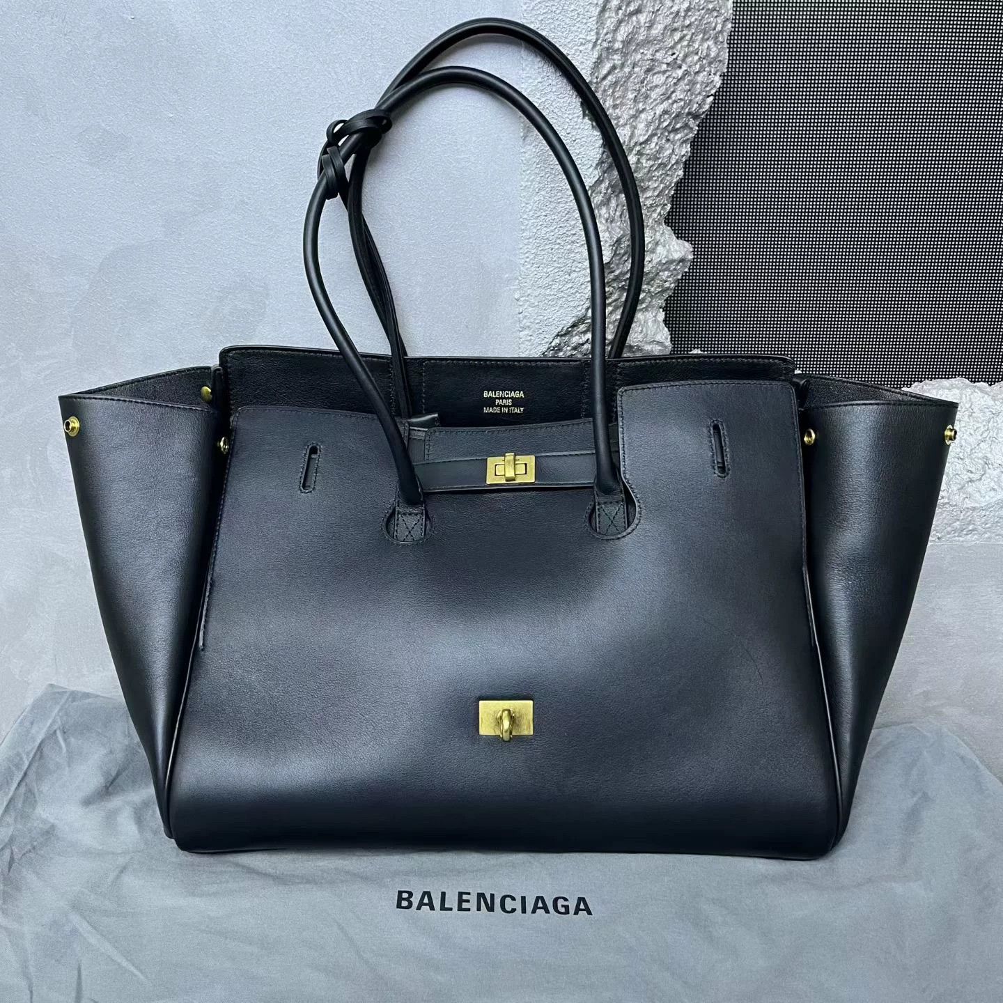 Balenciaga Louis Vuitton Gold Bag Men Size ONE SIZE - 1 Thumbnail