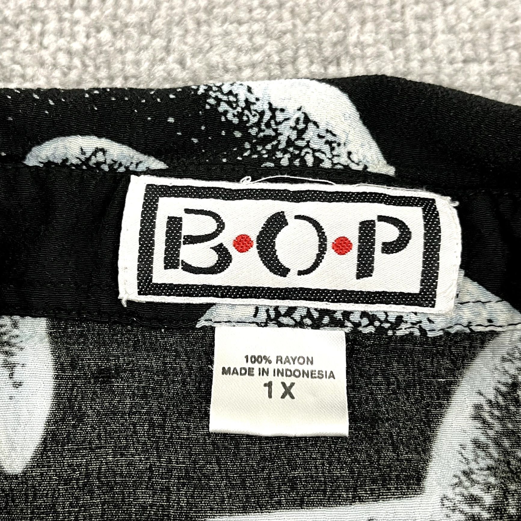 Vintage WE BE BOP Black Button-Up Shirt Women 1X Beaded Animal Print Short Sleeve Casual Top Size XL / US 12-14 / IT 48-50 - 2 Thumbnail