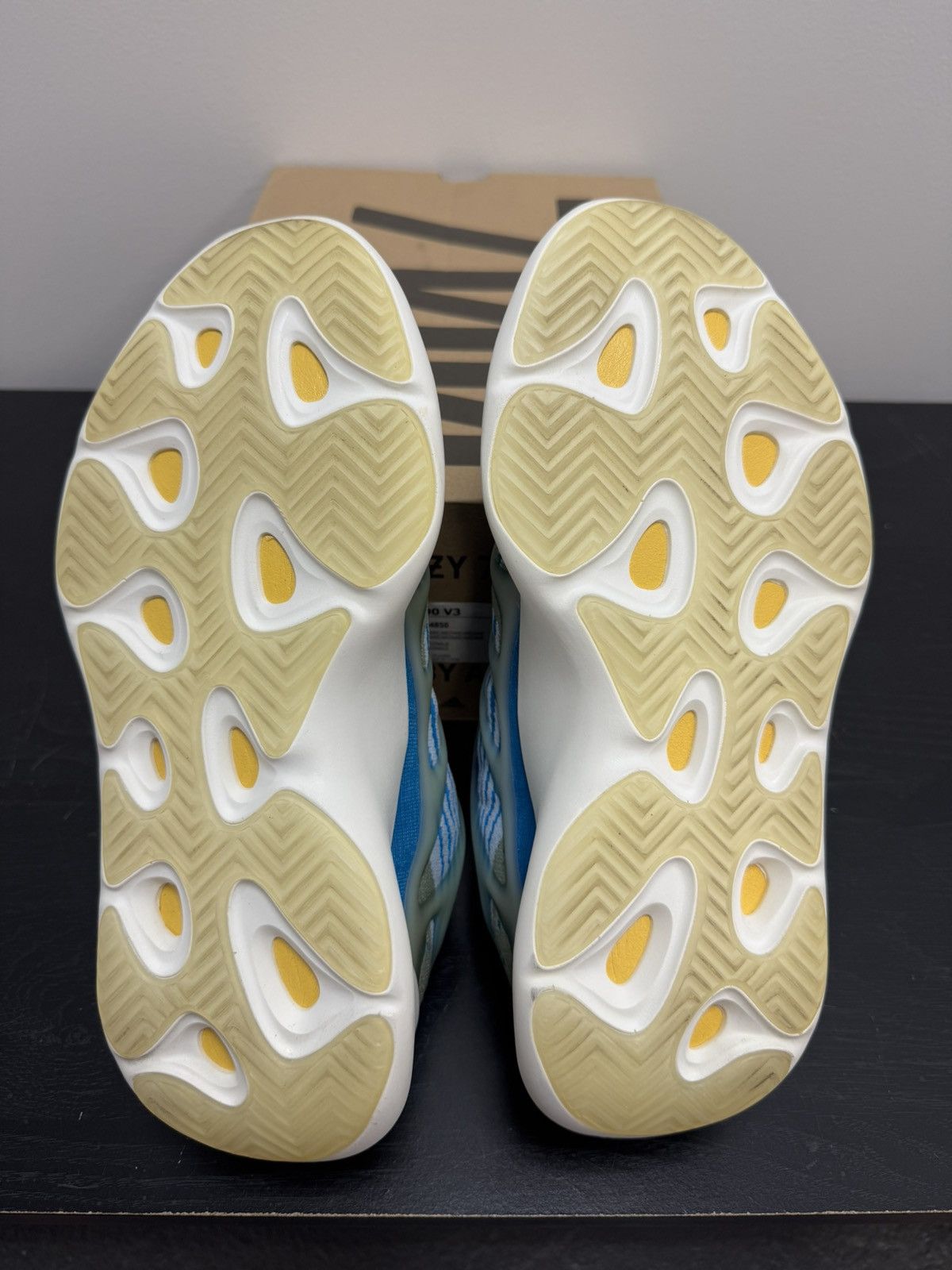 Yeezy Yeezy 700 arzareth Size US 9.5 / EU 42-43 - 5 Thumbnail