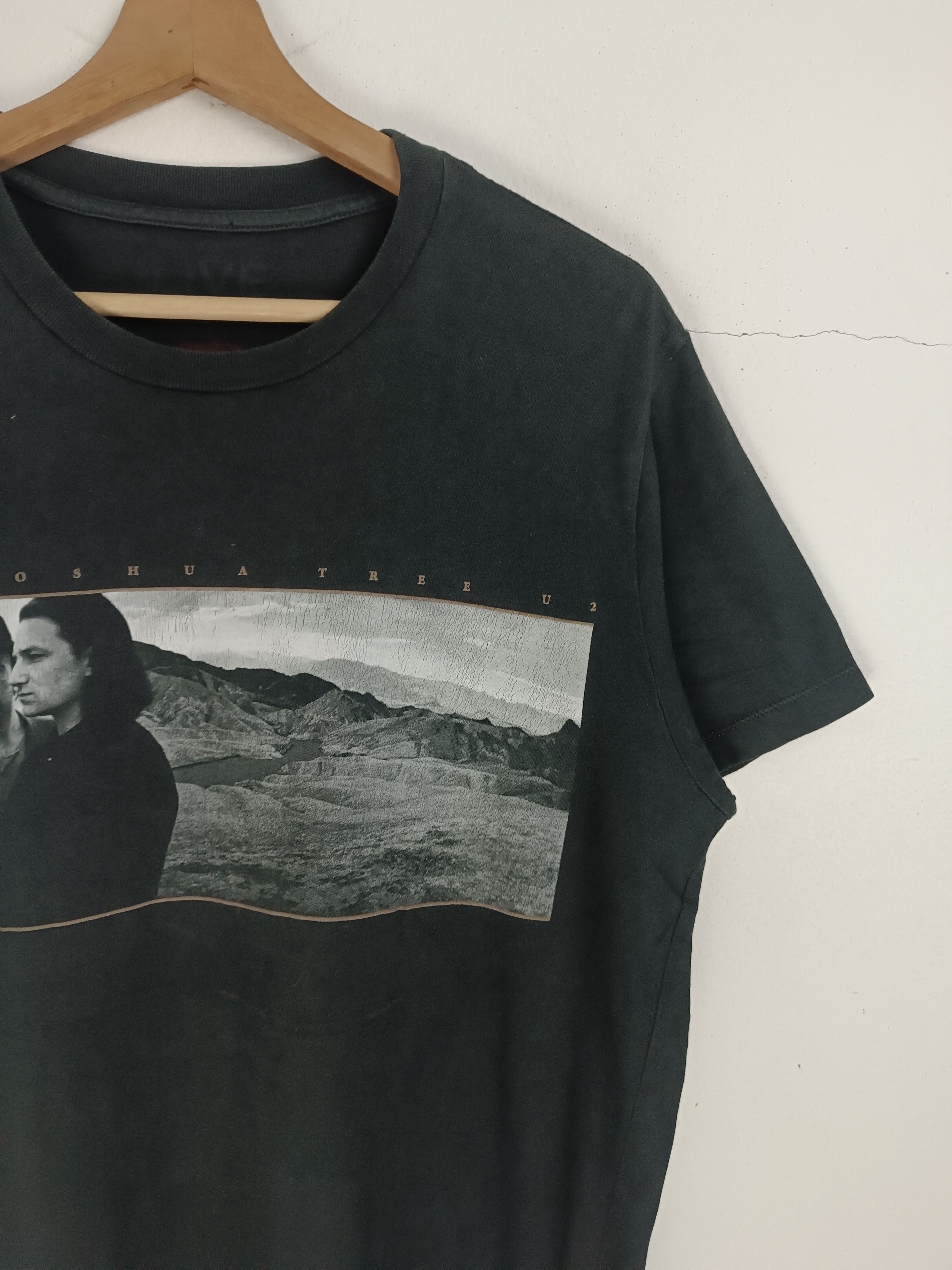 Band Tees VINTAGE 2017 U2 JOSHUA TREE NA TOUR rem oasis who Size US M / EU 48-50 / 2 - 8 Thumbnail