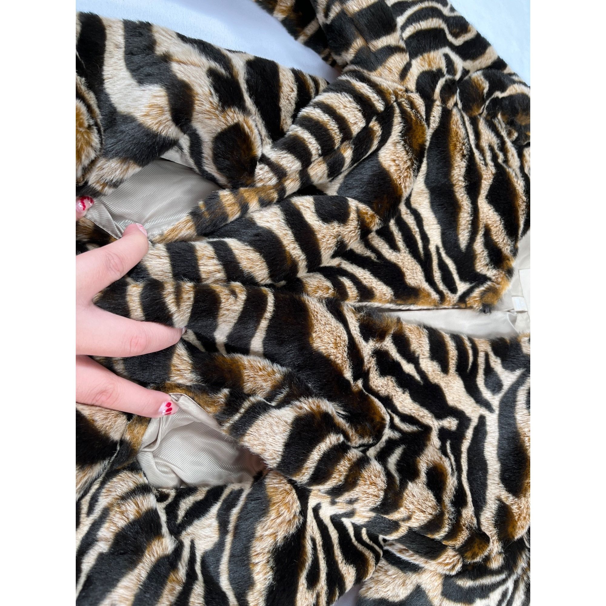 Banana Republic Banana Republic SKU 7894 Womens Faux Fur Tiger Print Jacket Size XS / US 0-2 / IT 36-38 - 4 Thumbnail