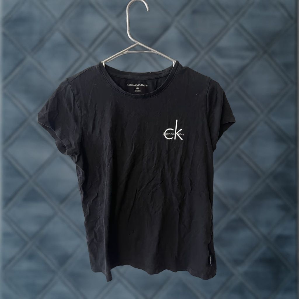 Calvin Klein VINTAGE Calvin Klein T-Shirt Women Adult Medium Black Graphic Round Neck Short Sleeve 90s Mens Womens Size M / US 6-8 / IT 42-44 - 1 Thumbnail