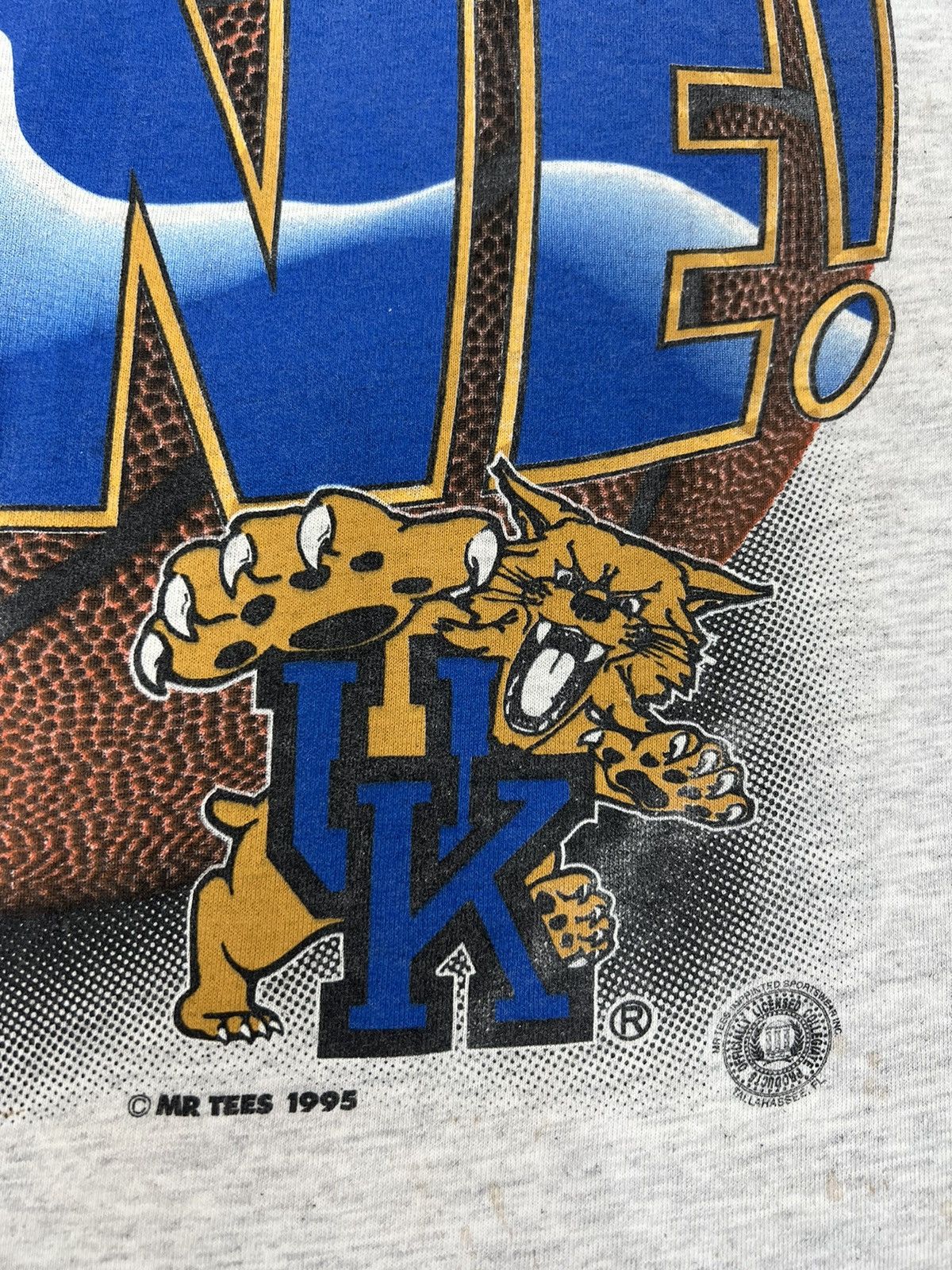 NBA 90s Distressed Vintage Kentucky Wildcats Basketball tee Size US XL / EU 56 / 4 - 4 Thumbnail
