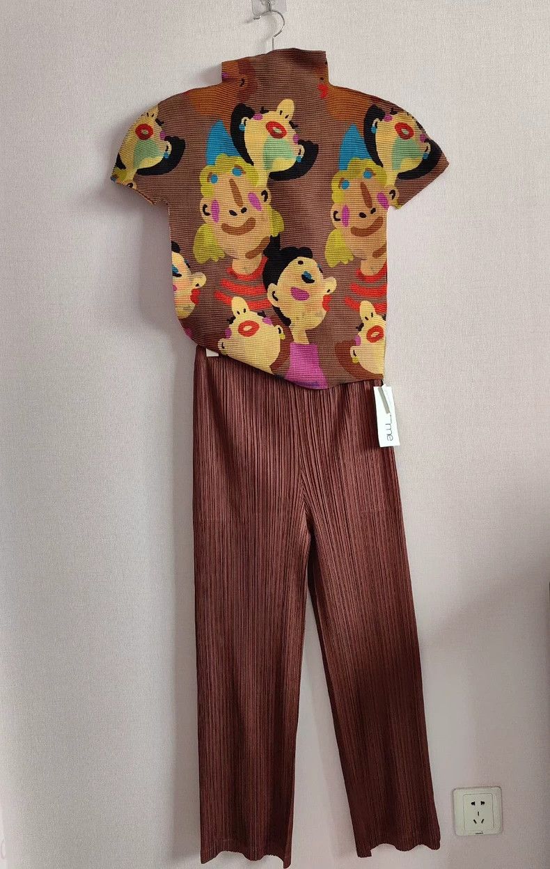 Issey Miyake Issey Miyake size:one size The little brown figure has a h Size S / US 4 / IT 40 - 3 Thumbnail
