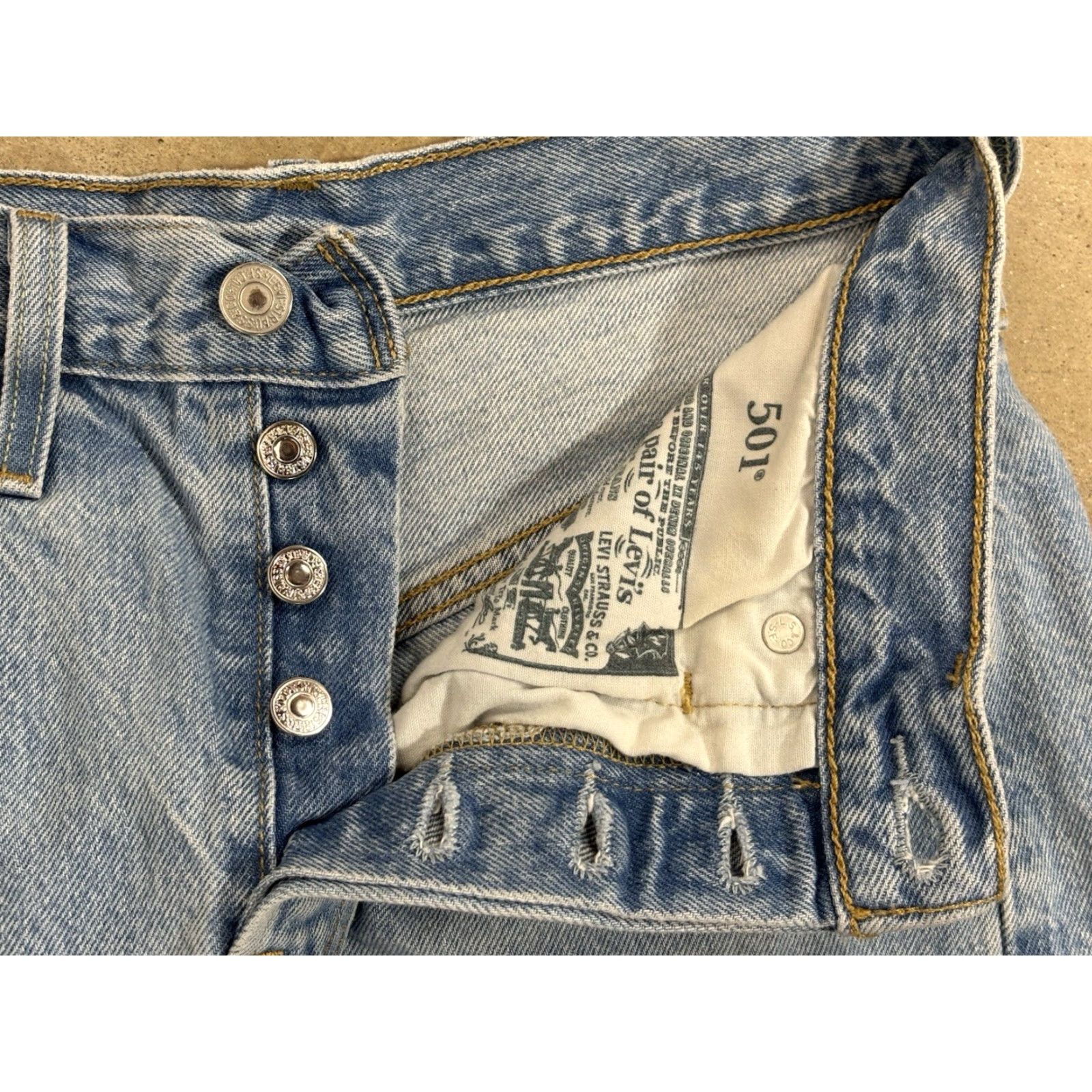 Levi's Levi's 501 Button Fly High Rise Women's Denim Jean Shorts Cut-Off 26 Blue Flat Front 5-Pocket Regular Size 26 Girls Mens Women? Size 26" / US 2 / IT 38 - 4 Thumbnail