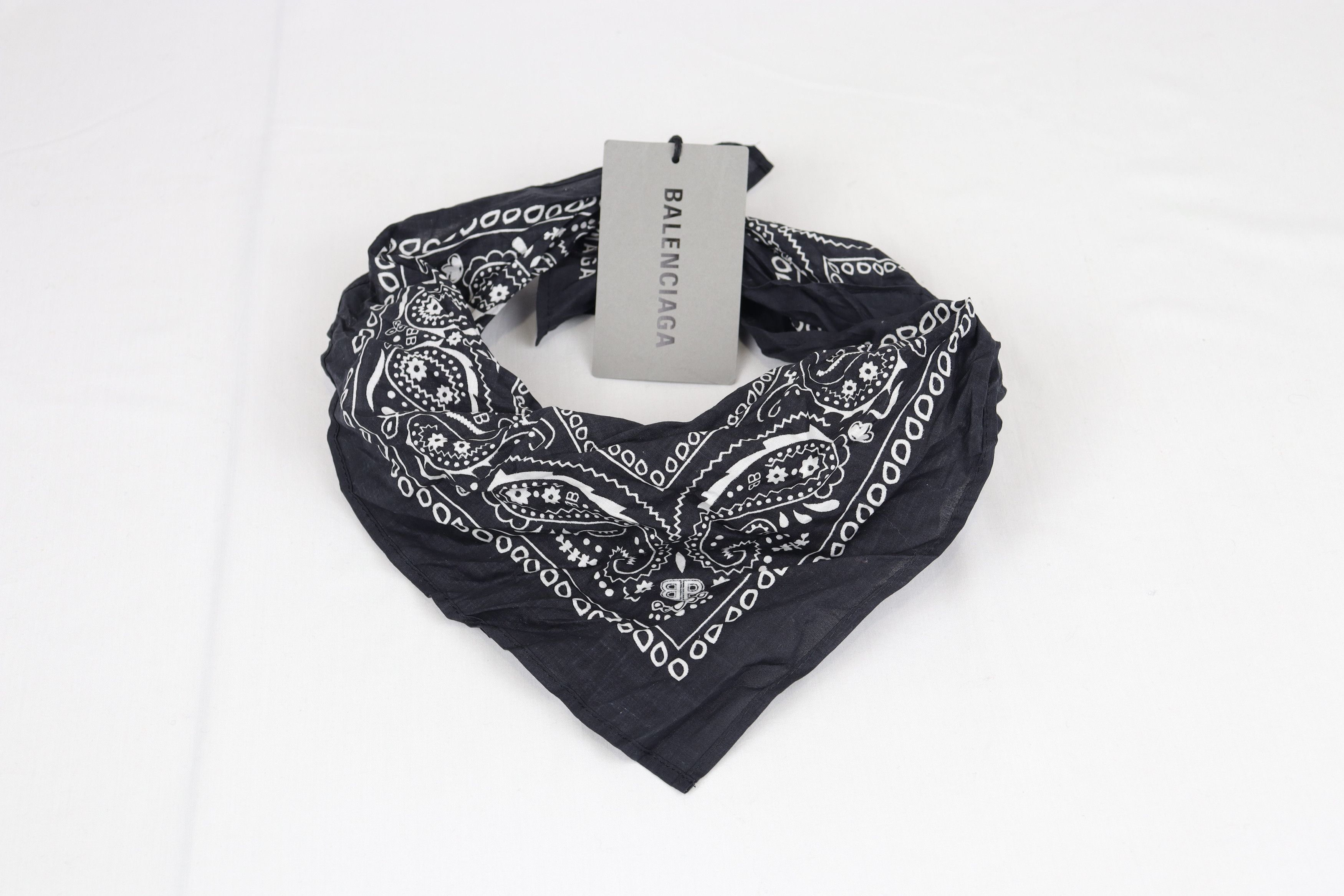 Pre-owned Balenciaga O1rshd11223 Scared Scarf In White/black