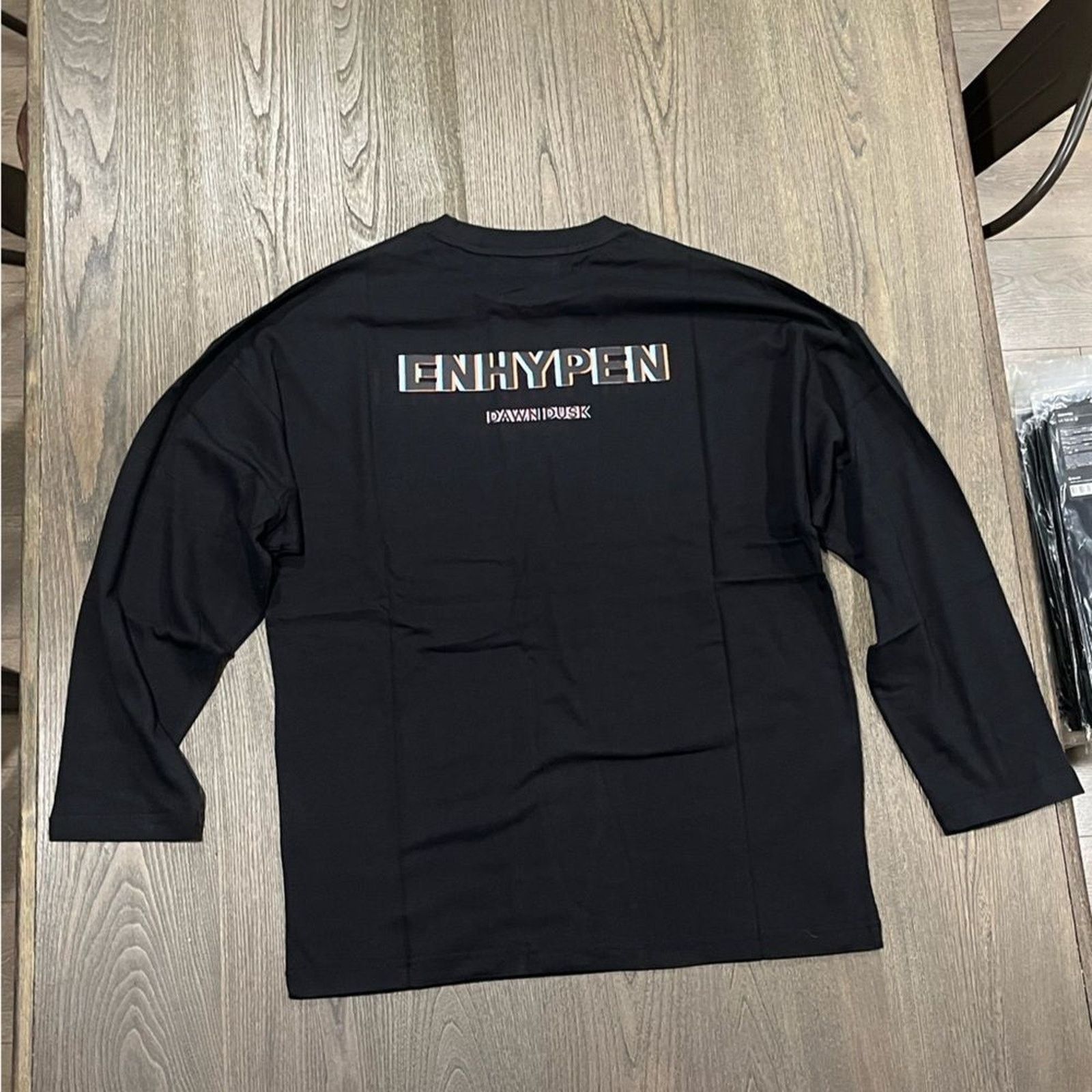 Vintage NWT Enhypen Band Dawn Dusk Black Long Sleeve T-Shirt Size L Size US L / EU 52-54 / 3 - 11 Thumbnail