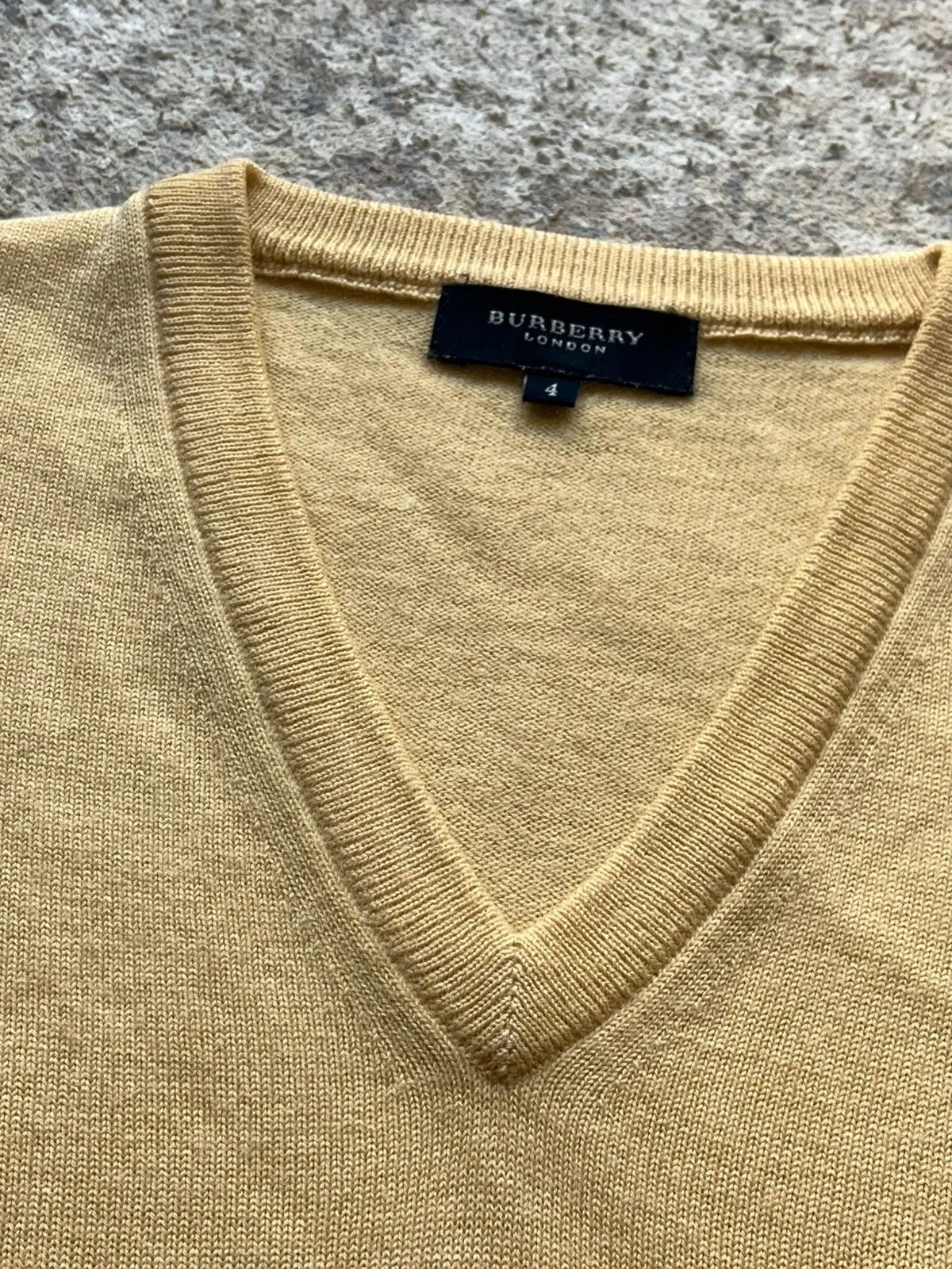 Burberry Burberry London Size 4 / S V Neck Sweater Size US S / EU 44-46 / 1 - 2 Thumbnail