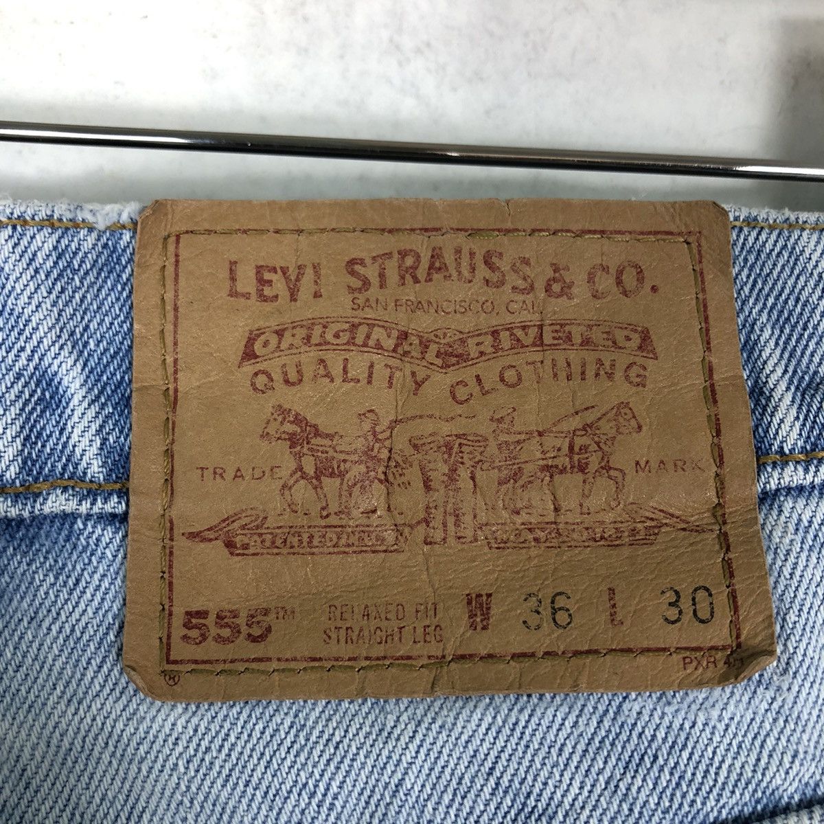 Levi's 🔥90’s Distressed Denim Jeans Levi’s Lot 555 Relaxed Fit Size US 36 / EU 52 - 17 Thumbnail