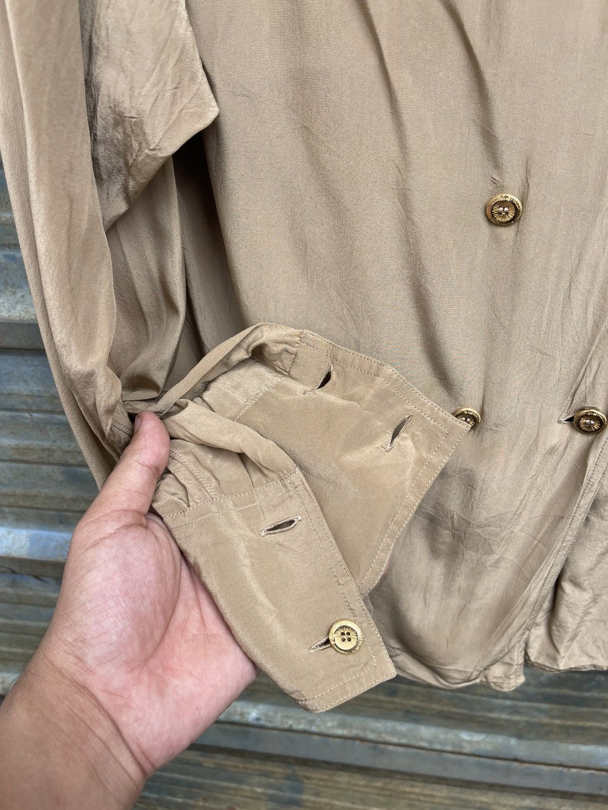 Chanel Vintage Chanel Double Gold Button Rayon Shirt Size M / US 6-8 / IT 42-44 - 8 Thumbnail