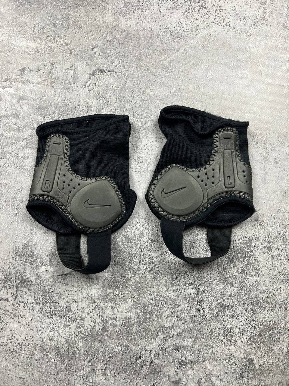 Nike Vintage Nike Foot Protection Football Size ONE SIZE - 1 Thumbnail