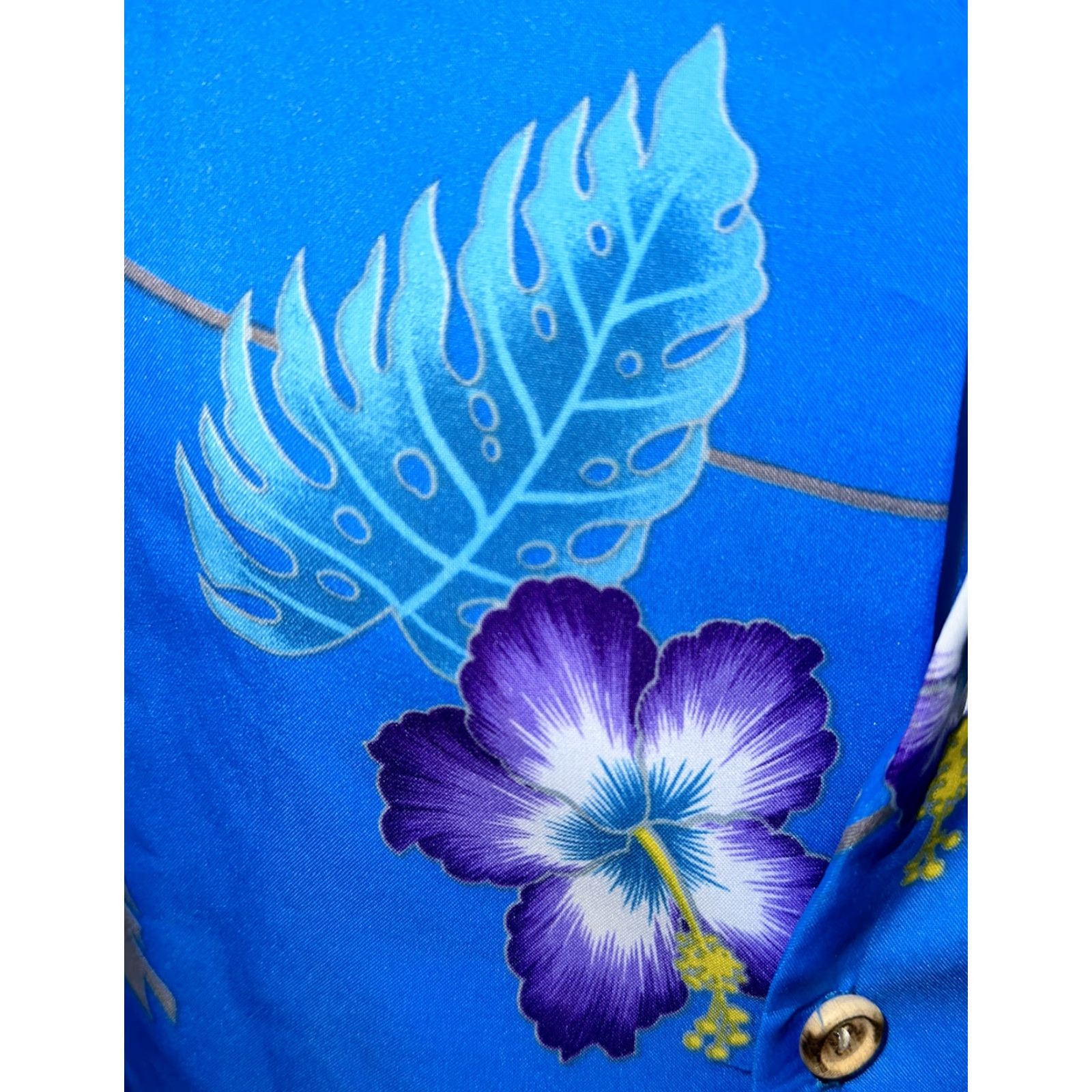 Vintage Maui-Nui Shirt Hawaiian Floral Blue/Purple Regular L Mens Button-Up Collared Short Sleeve Polyester USA Made Size US L / EU 52-54 / 3 - 4 Thumbnail