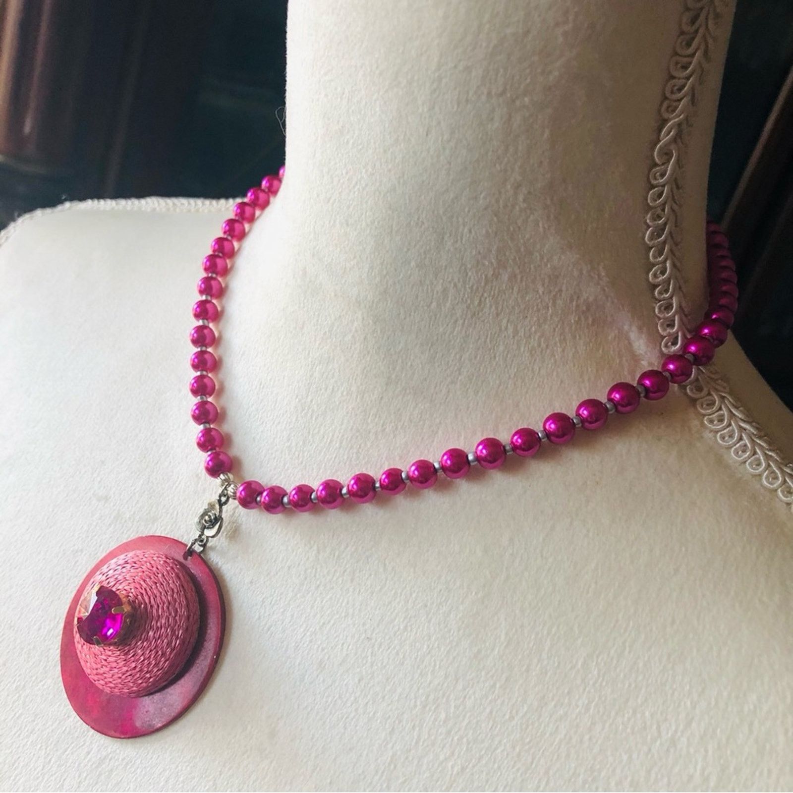 Handmade Handcrafted repurpose fuchsia pink pendant Pearl necklace Size ONE SIZE - 4 Thumbnail
