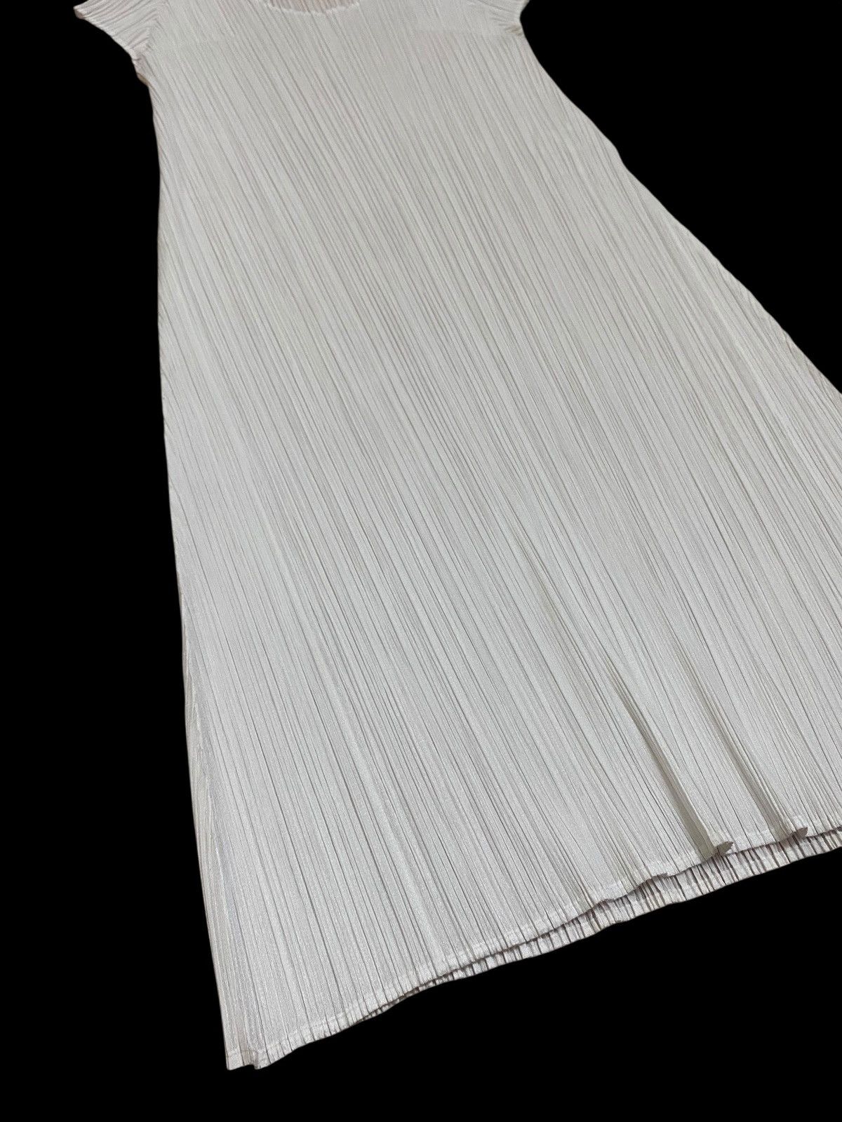 Pleats Please Issey Miyake 🔥STUNNING🔥PLEATS PLEASE ISSEY MIYAKE WHITE DRESS SLEEVELESS Size ONE SIZE - 4 Thumbnail