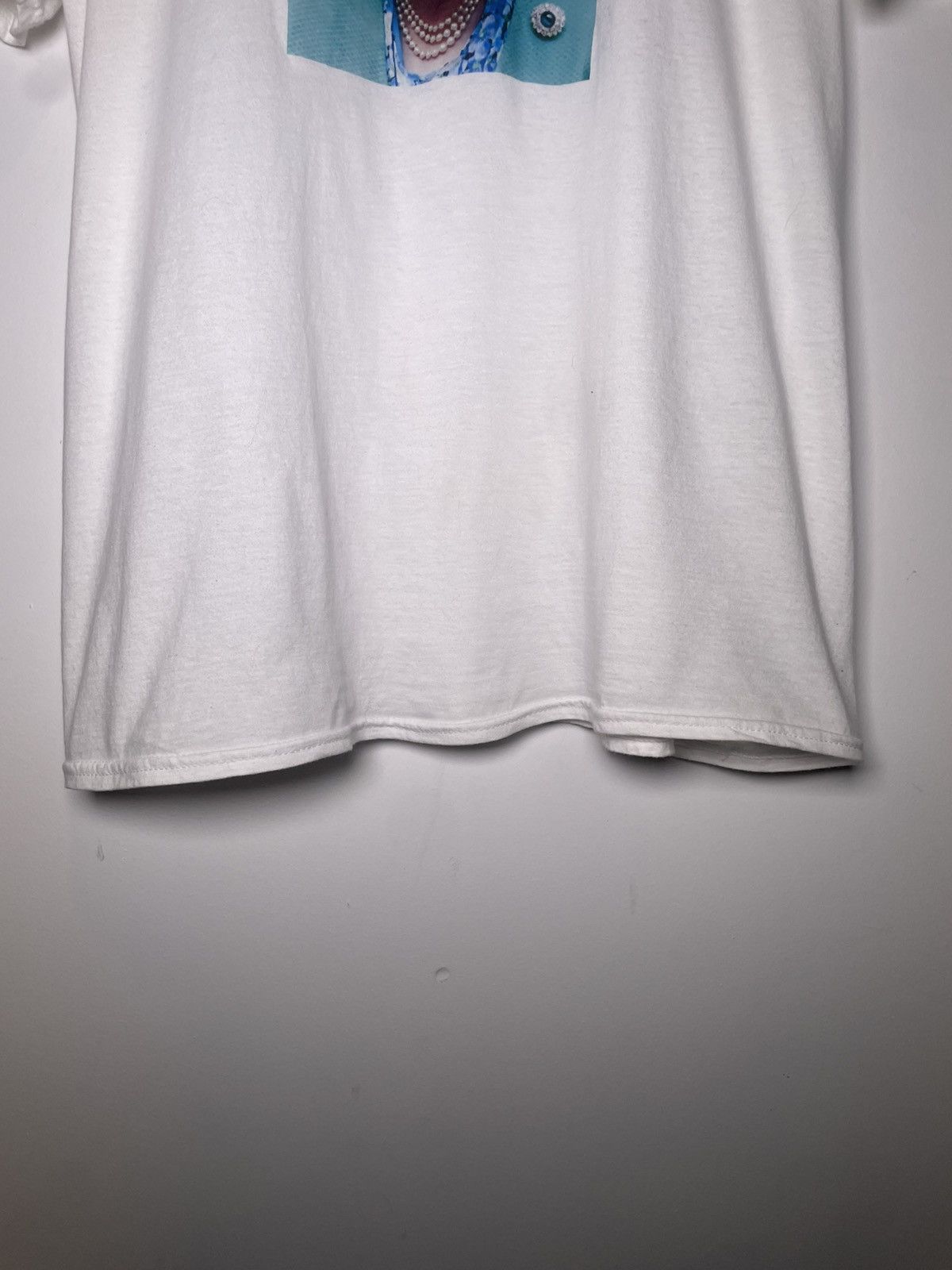 Gildan Queen Elizabeth II Graphic Tee - Gildan Softstyle - XL Size US XL / EU 56 / 4 - 7 Thumbnail
