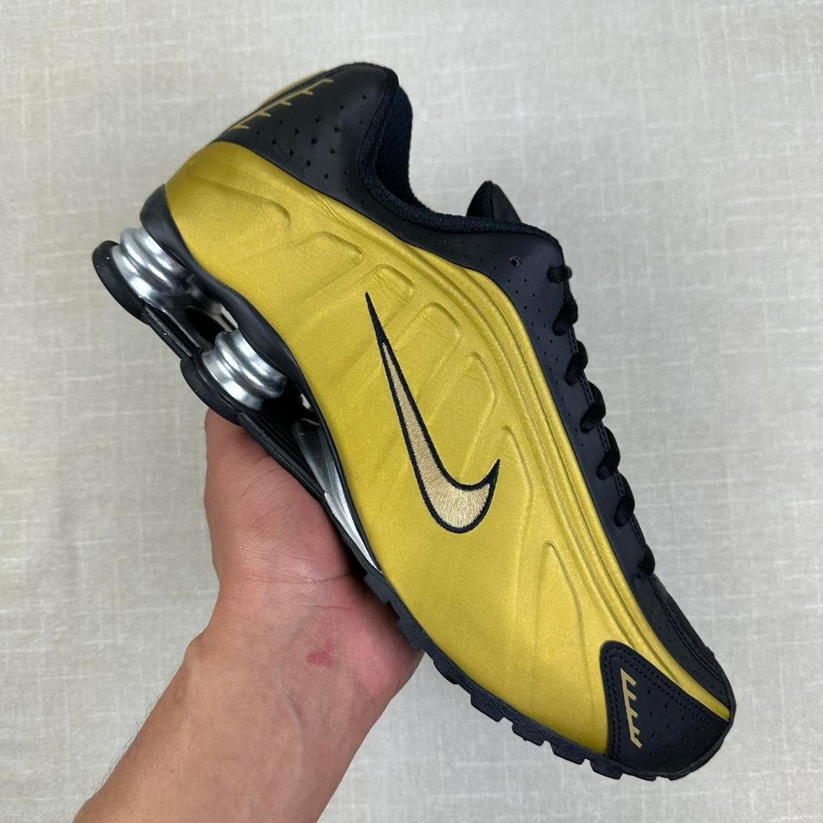 Nike 💛 Nike Shox R4 "Metallic Gold" 11M Size US 11 / EU 44 - 1 Thumbnail