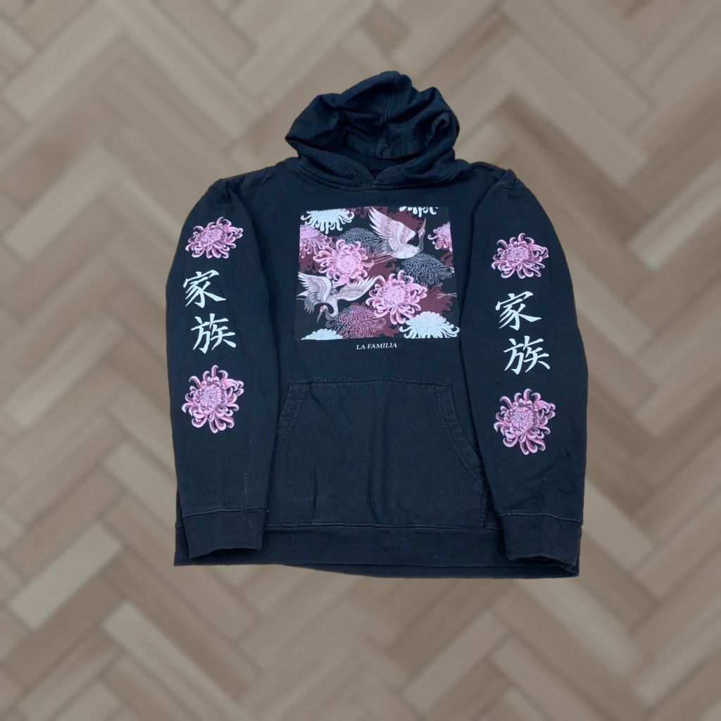 Vintage La Familia Floral Crane Floral Black Hoodie Men S Black Floral Hoodie Casual Pullover Hooded S La Familia Mens Size US S / EU 44-46 / 1 - 1 Thumbnail