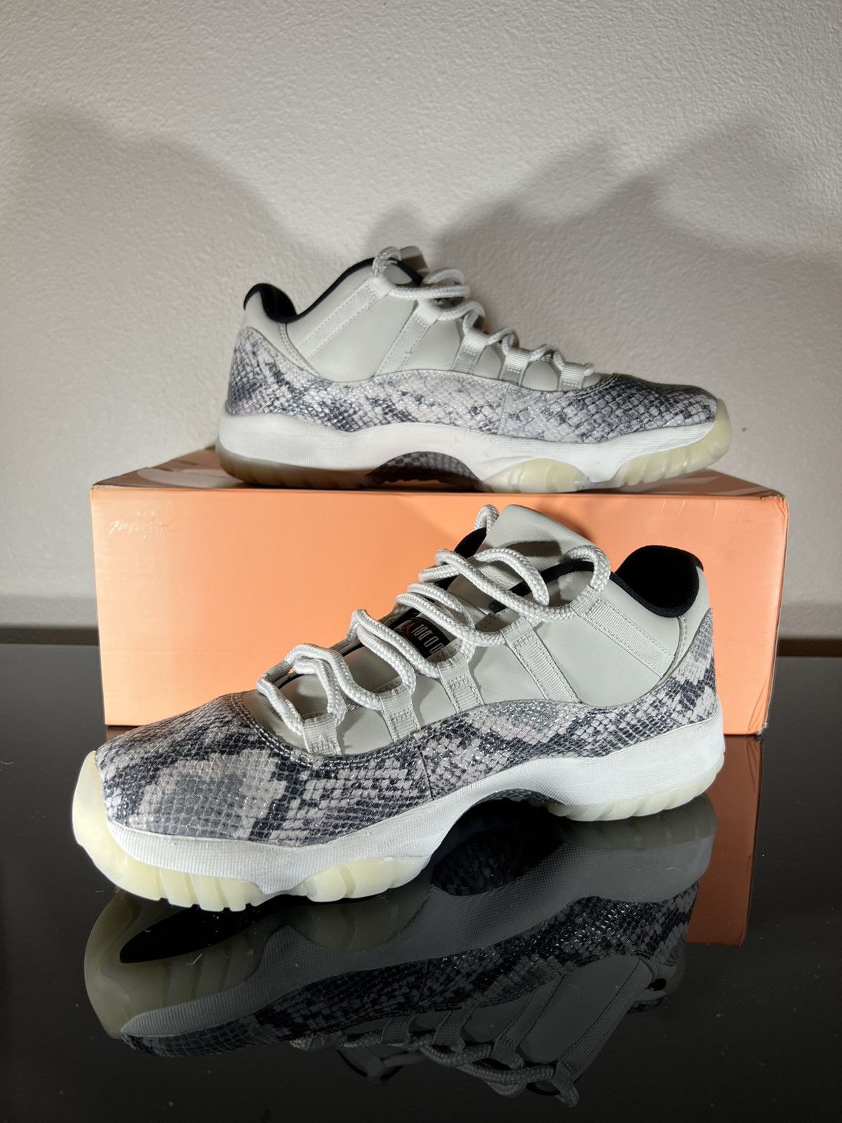 Jordan Brand Jordan 11 Low “Light Bone Snakeskin” size 11 Size US 11 / EU 44 - 2 Thumbnail