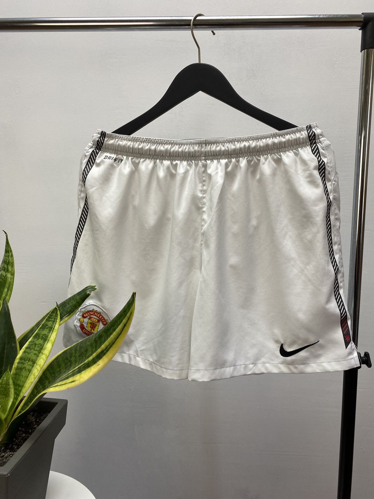Nike Nike Manchester United 2010 2011 Football Soccer Shorts Size US 32 / EU 48 - 2 Thumbnail