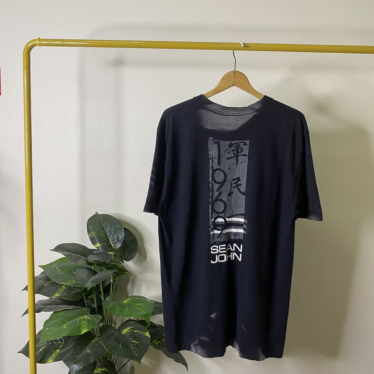 Sean John × Vintage Vintage Y2K Sean John Katakana Script Faded Black Tee Size US M / EU 48-50 / 2 - 1 Thumbnail