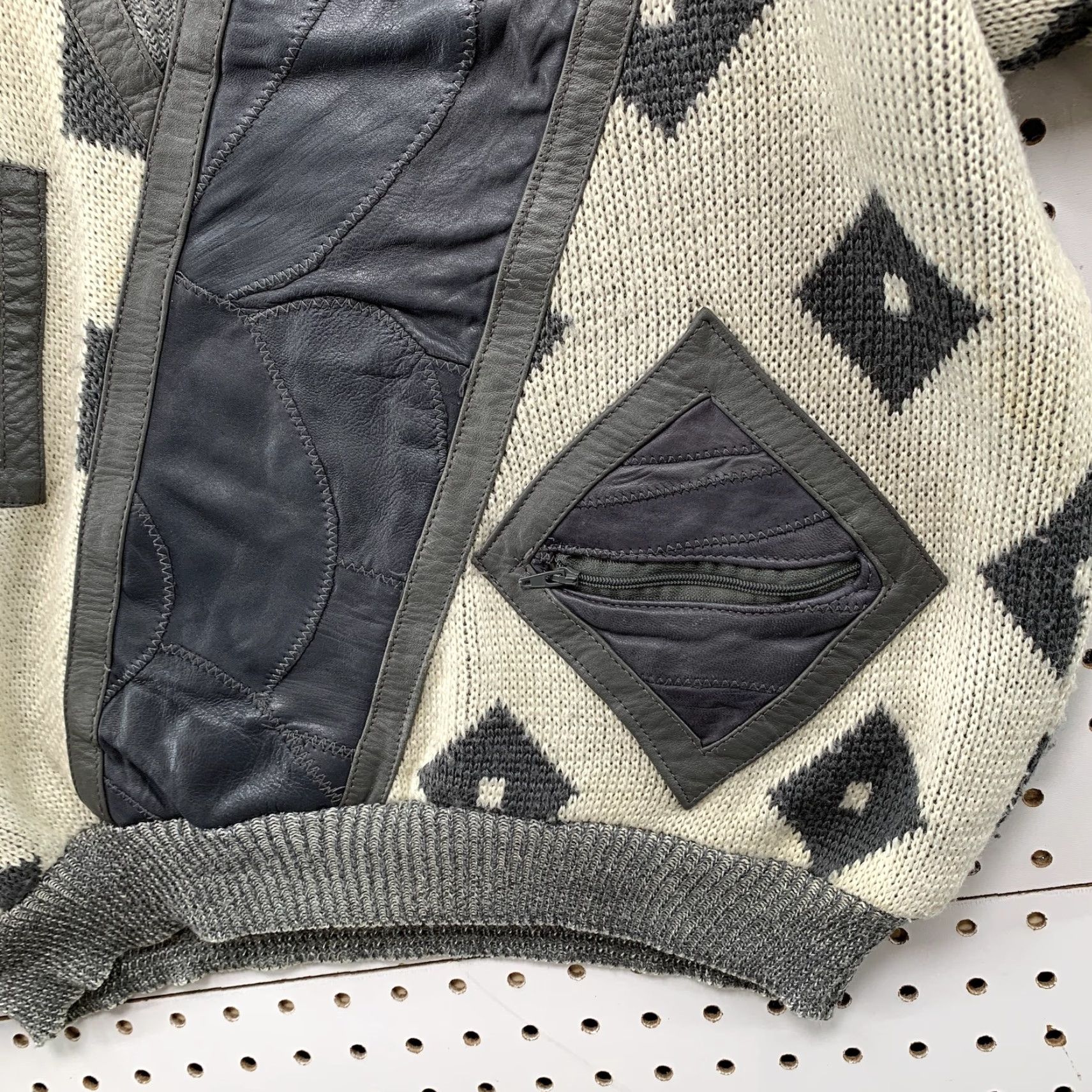 Vintage VINTAGE David Michaels Leather Knit Sweater Shirt Mens Large Gray Argyle Pullover 90s Mens Size US L / EU 52-54 / 3 - 7 Thumbnail