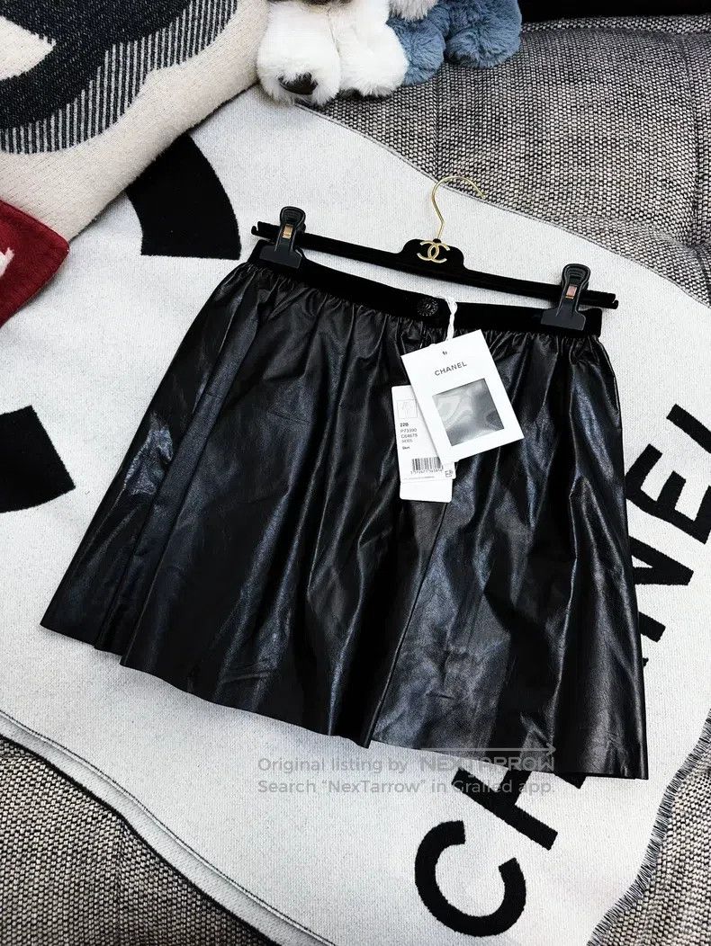 Chanel Chanel 22b black flower bud small leather skirt Size 24" / US 00 / IT 34 - 1 Thumbnail
