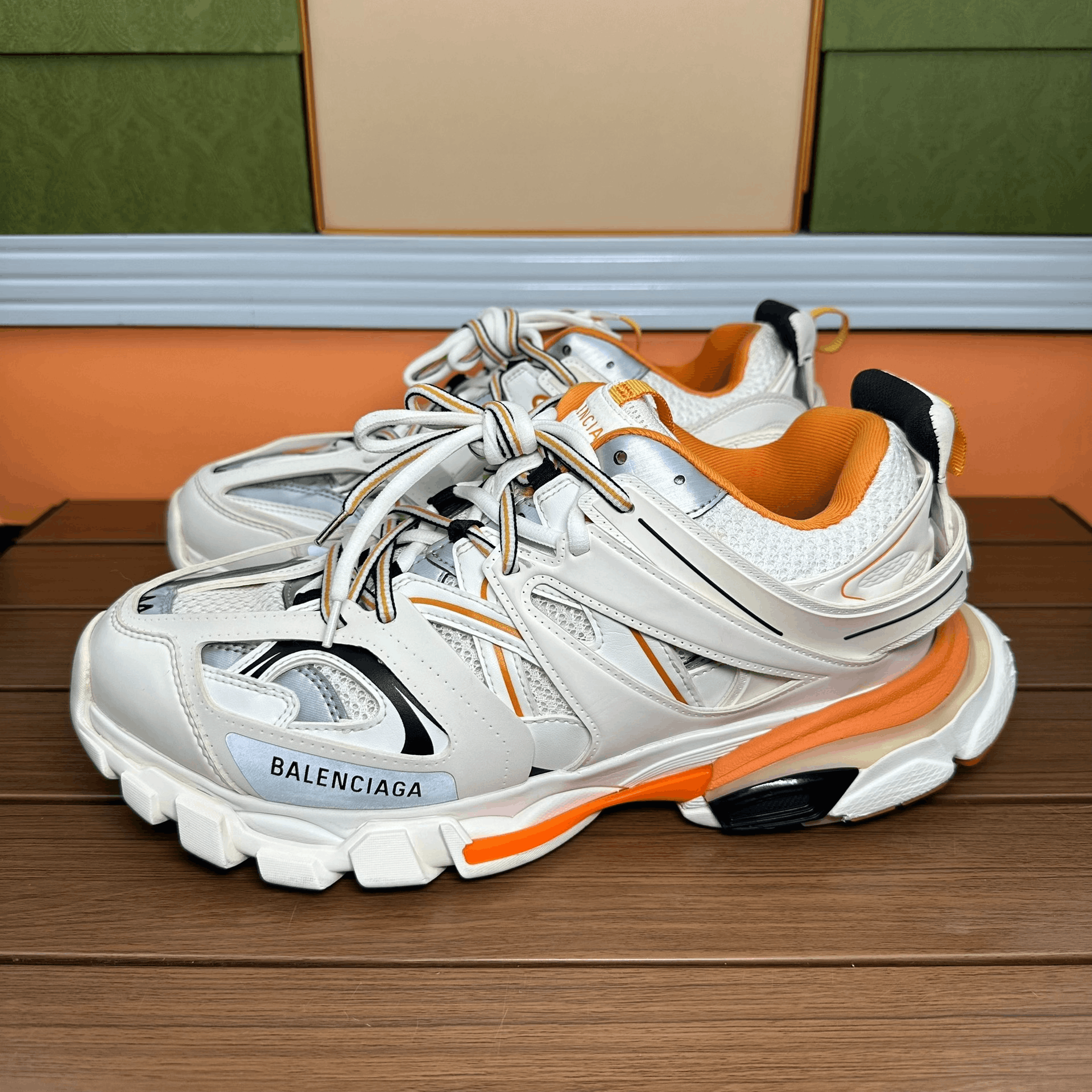 Balenciaga Balenciaga White Lowtop Sneakers 11 Men Size US 11 / EU 44 - 1 Thumbnail
