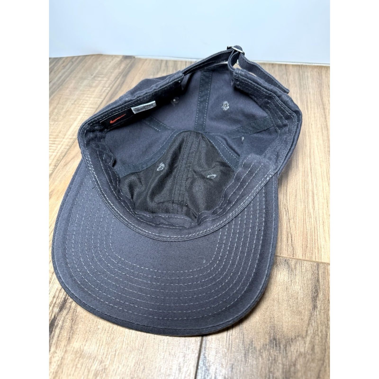 Nike VINTAGE Nike Hat 6 Panel Black Strap Back Cotton Small Red Swoosh 90s Cap Mens Womens Unisex Adults Size ONE SIZE - 5 Thumbnail
