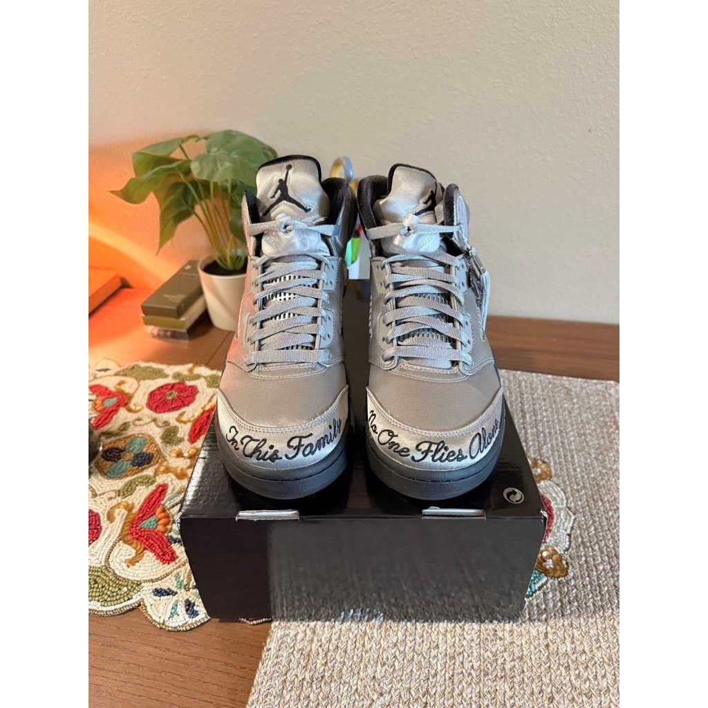 Jordan Brand × Nike Women's Jordan 5 Retro Wings Medium Grey Black Silver Size US 9 / IT 39 - 3 Thumbnail