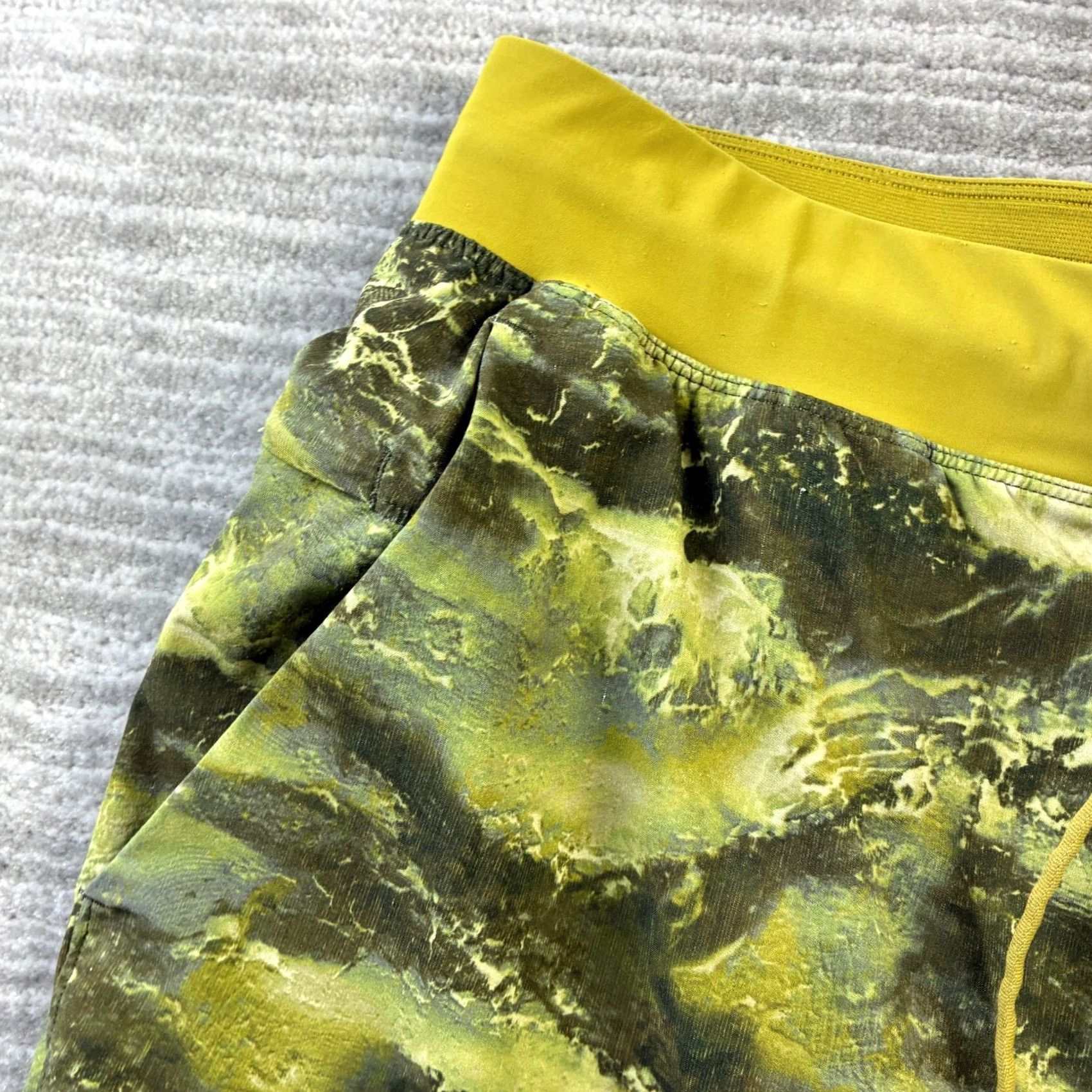 Lululemon Lululemon Shorts Mens M Green Camouflage 9" Running The Linerless Activewear Pockets Drawstring Regular Inseam 9" Baggy? Size US 30 / EU 46 - 3 Thumbnail
