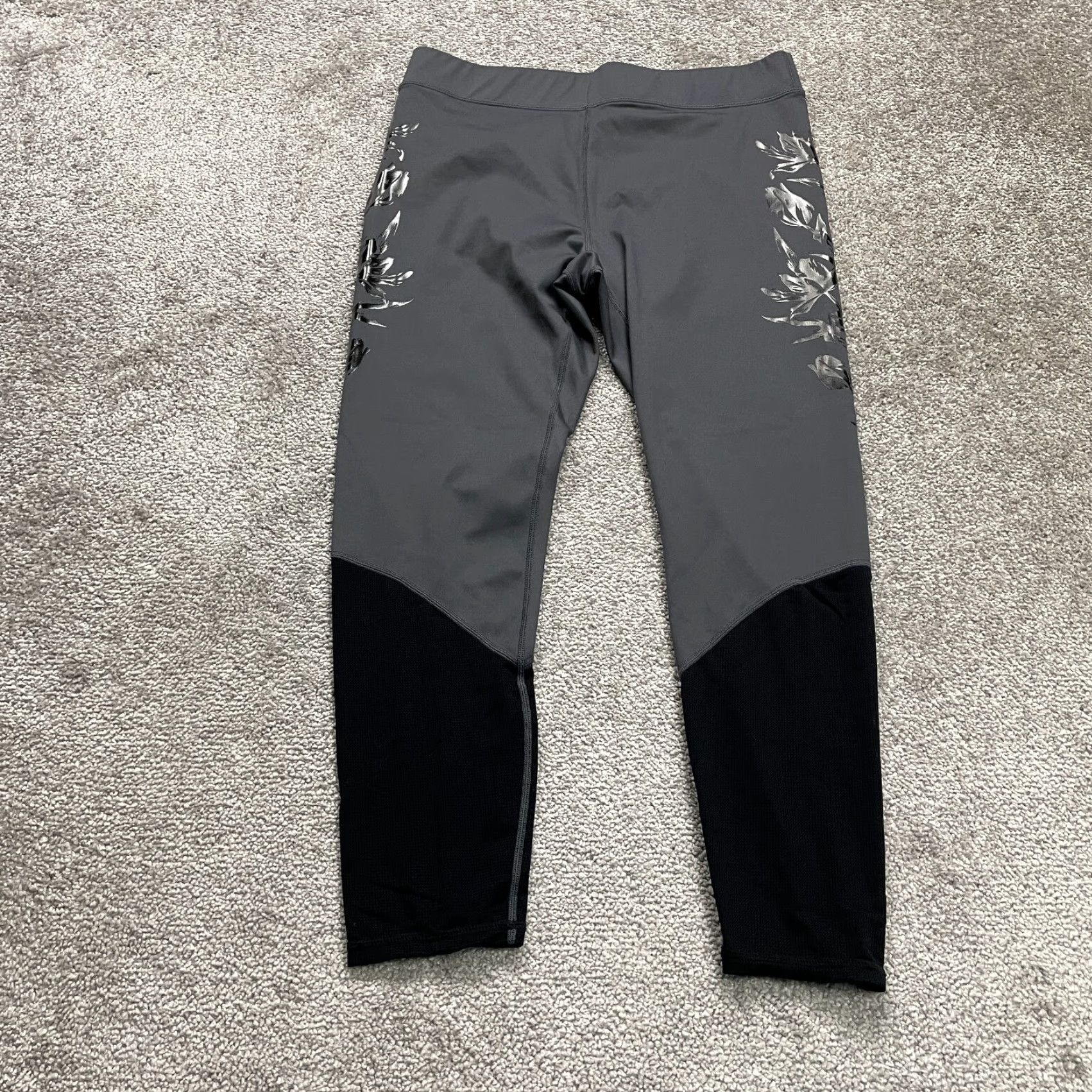 Fabletics Fabletics Leggings Shirt Womens Large Gray Black Flower High Rise Cropped 30x23 Athletic Activewear Size 36" / US 14 / IT 50 - 2 Thumbnail